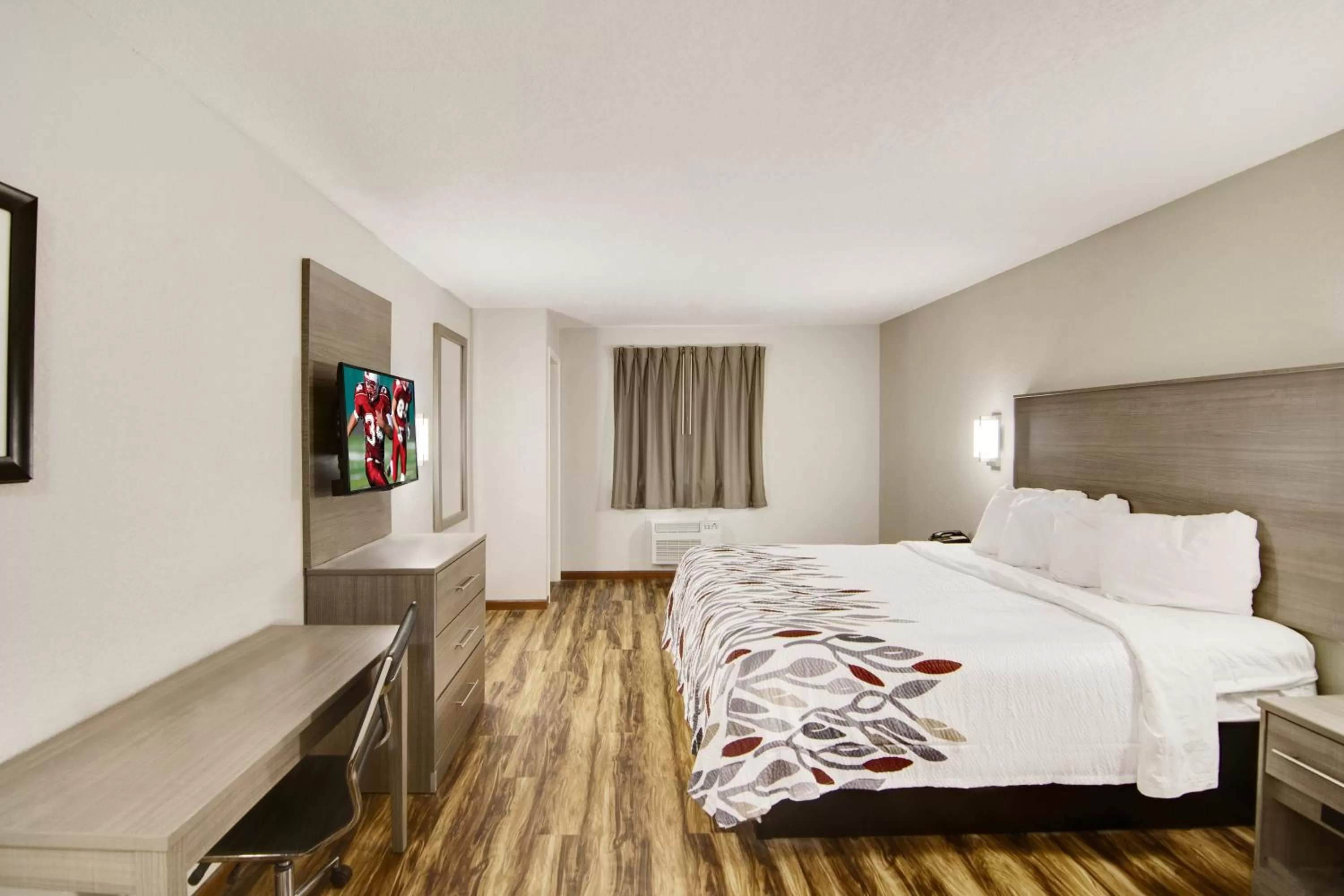 Photo of the whole room, Bed in Red Roof Inn & Suites Pensacola-NAS Corry