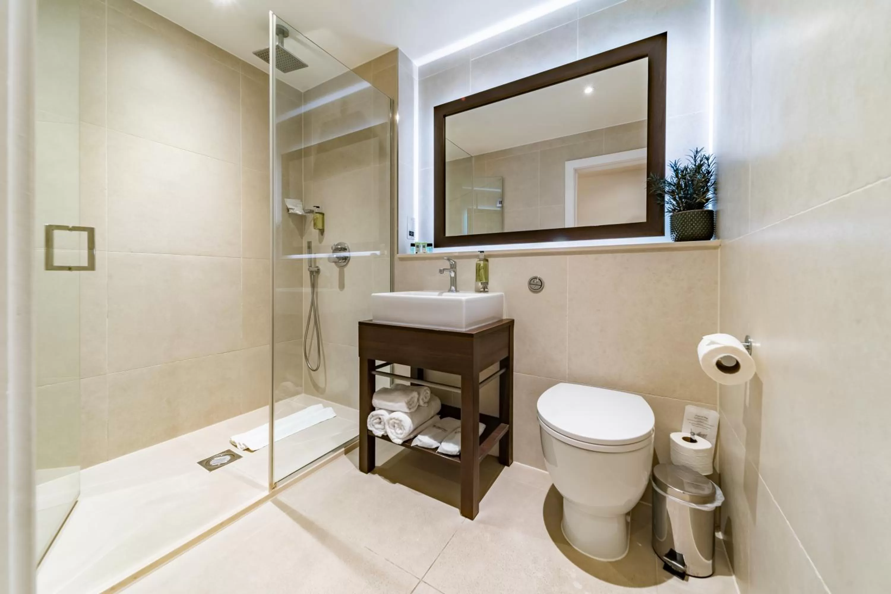 Shower in Central Park Hotel