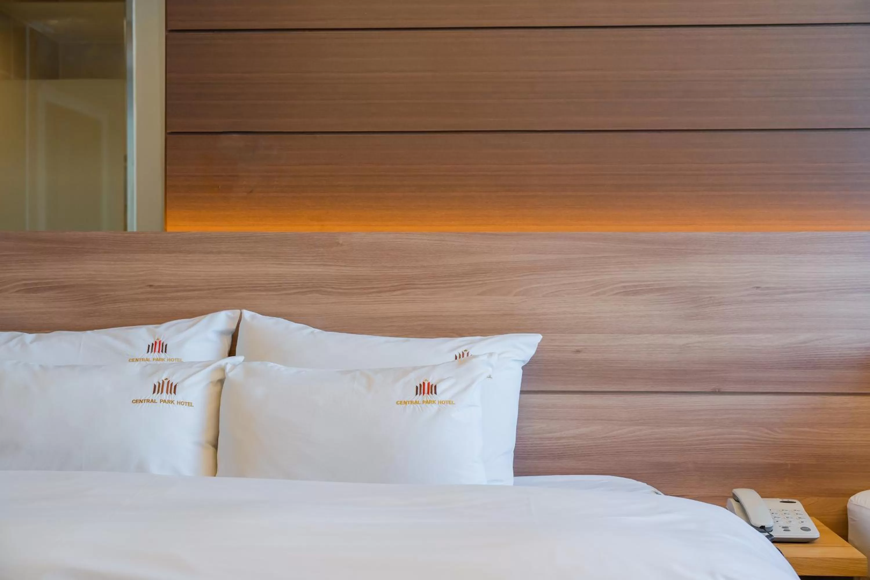 Bed in Central Park Hotel Busan