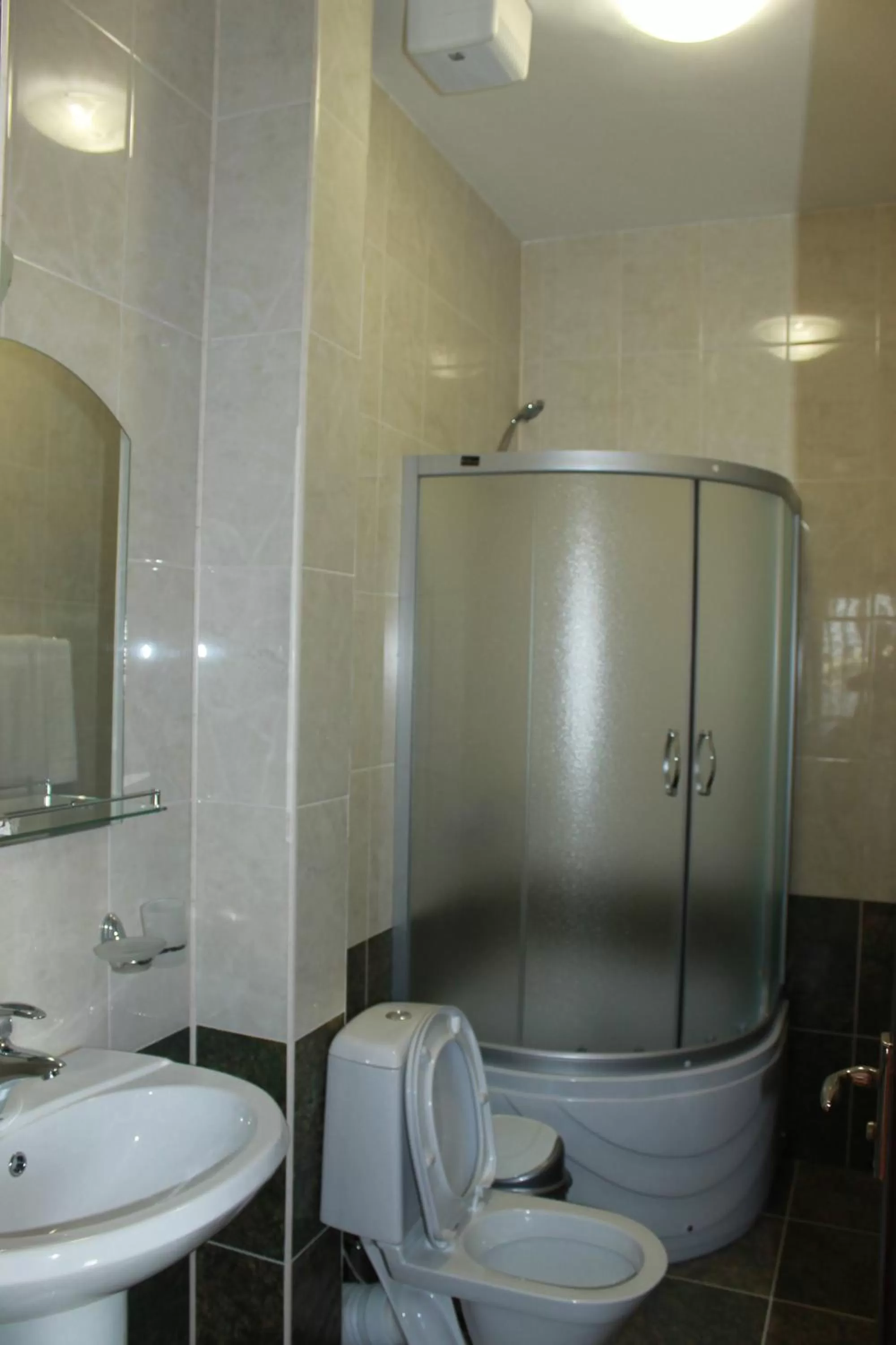 Shower in Hotel Laeti-Zhaiyk