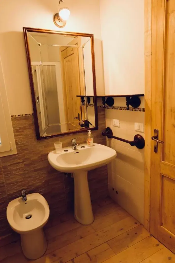 Bathroom in Red Fenice