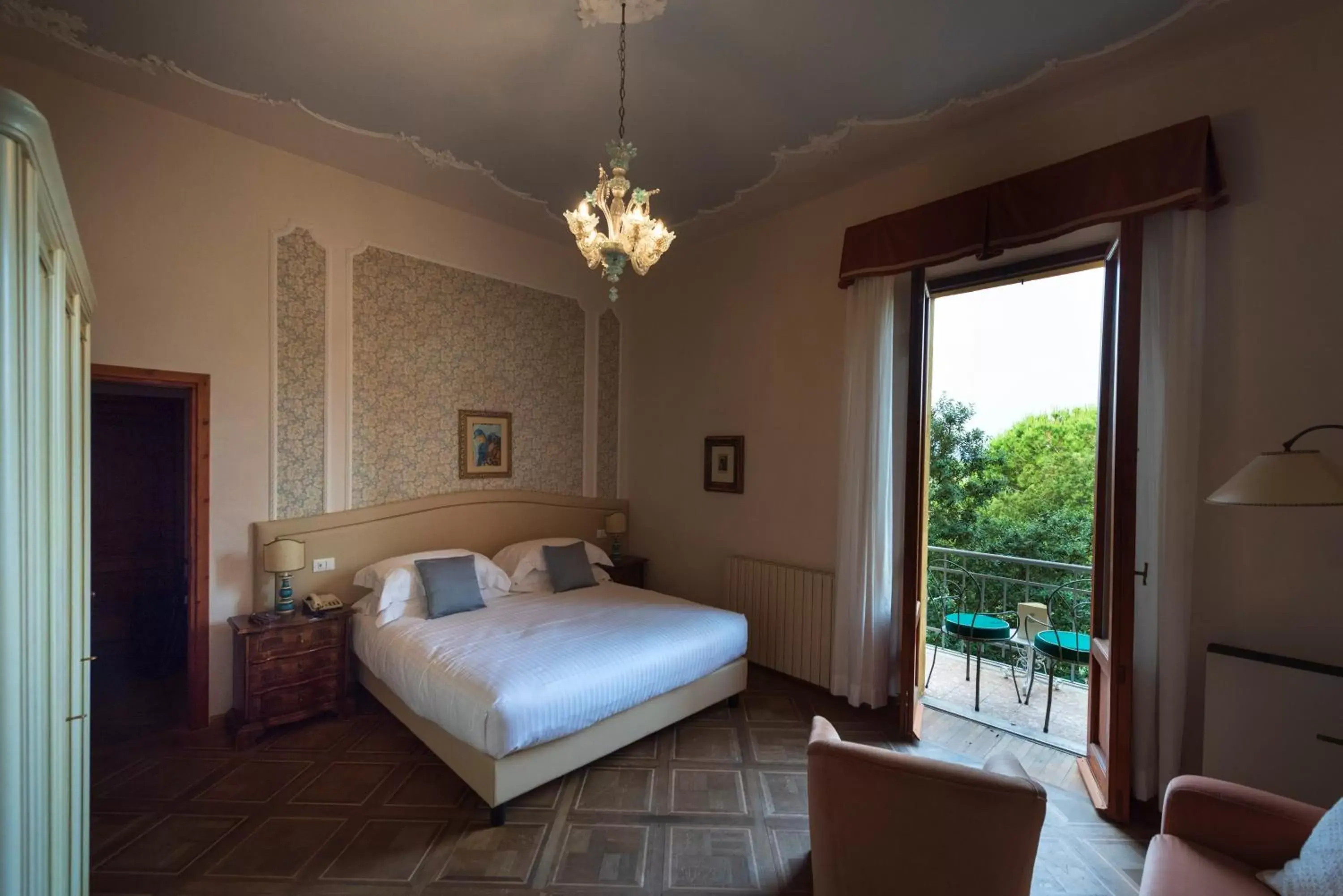 Bed in Villa Scacciapensieri Boutique Hotel