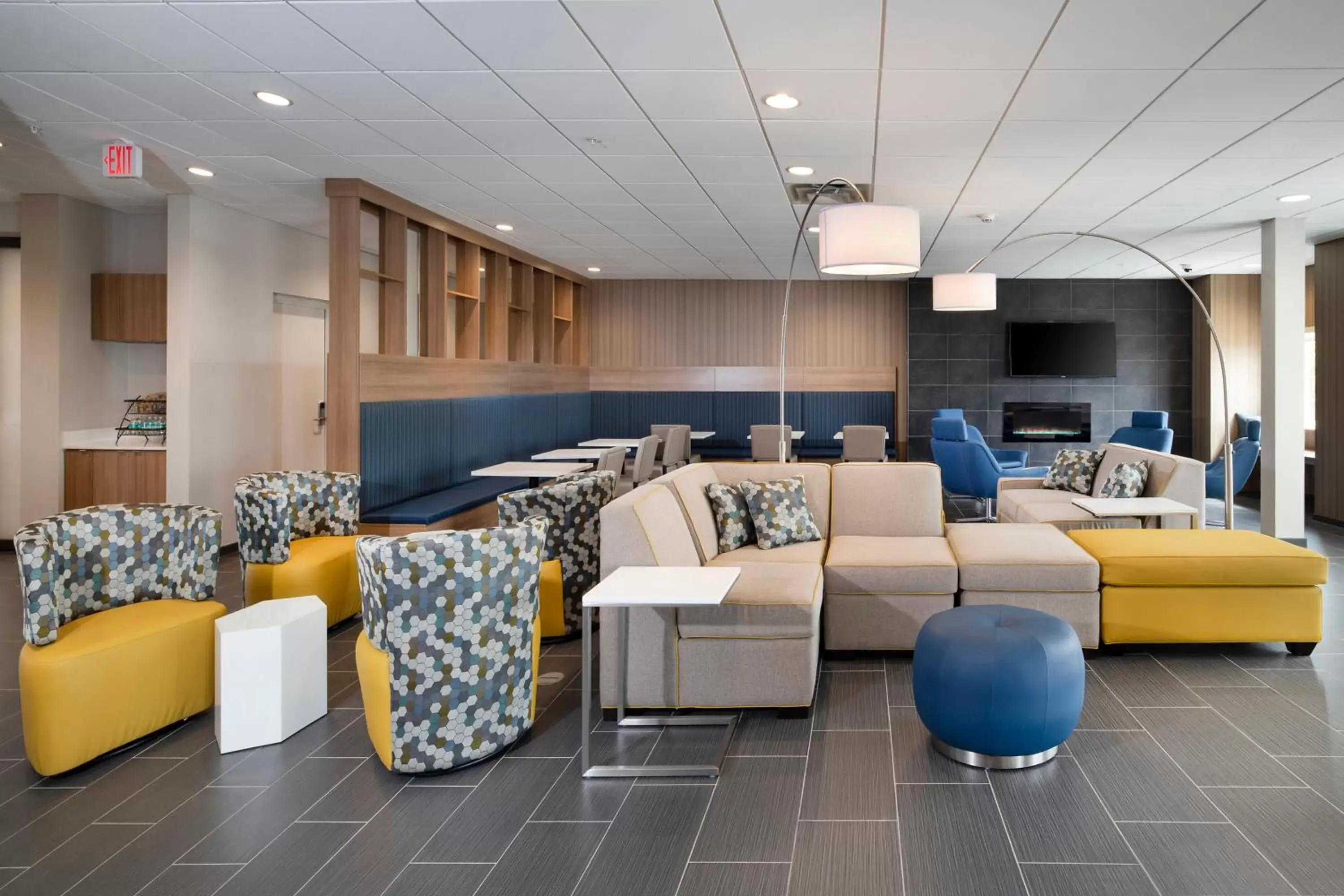 Lobby or reception, Lounge/Bar in Microtel Inn & Suites by Wyndham Loveland