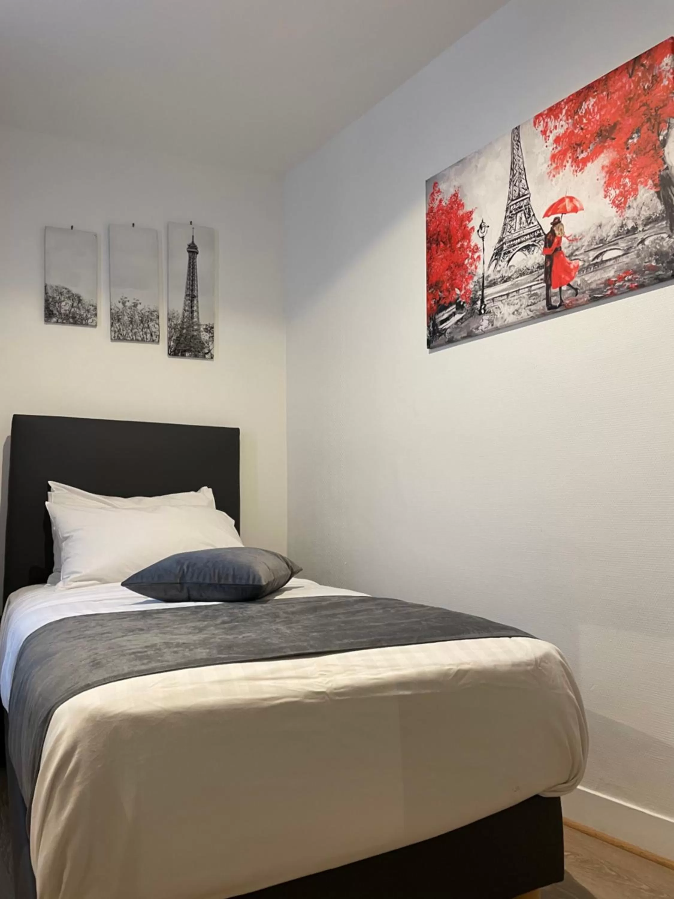 Bed in Hôtel de Bordeaux