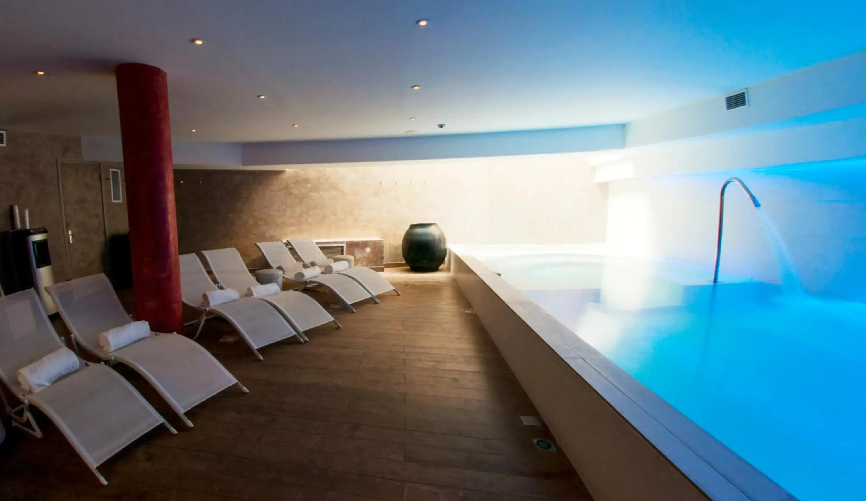 Massage, Swimming Pool in Hôtel Montaigne & Spa