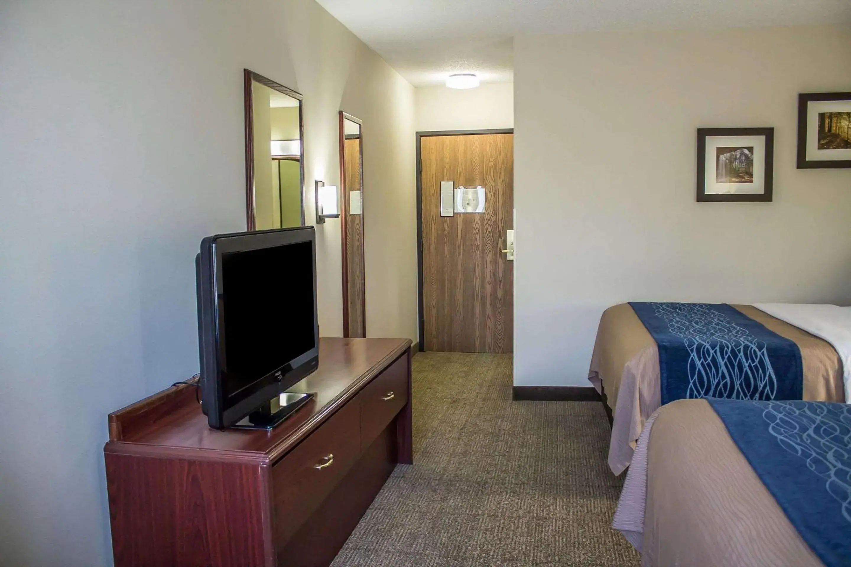 Bedroom, TV/Entertainment Center in Comfort Inn