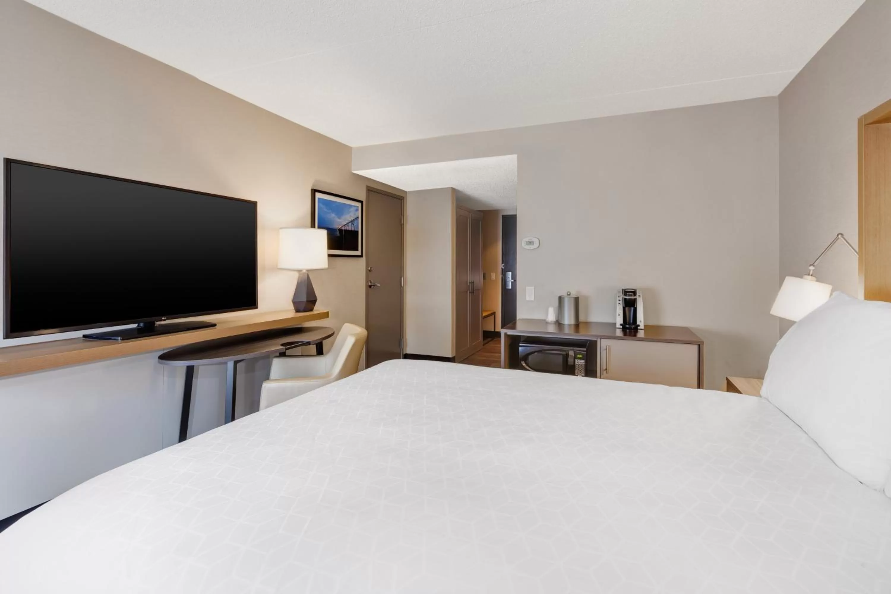 Photo of the whole room, Bed in Holiday Inn Grand Rapids Downtown by IHG
