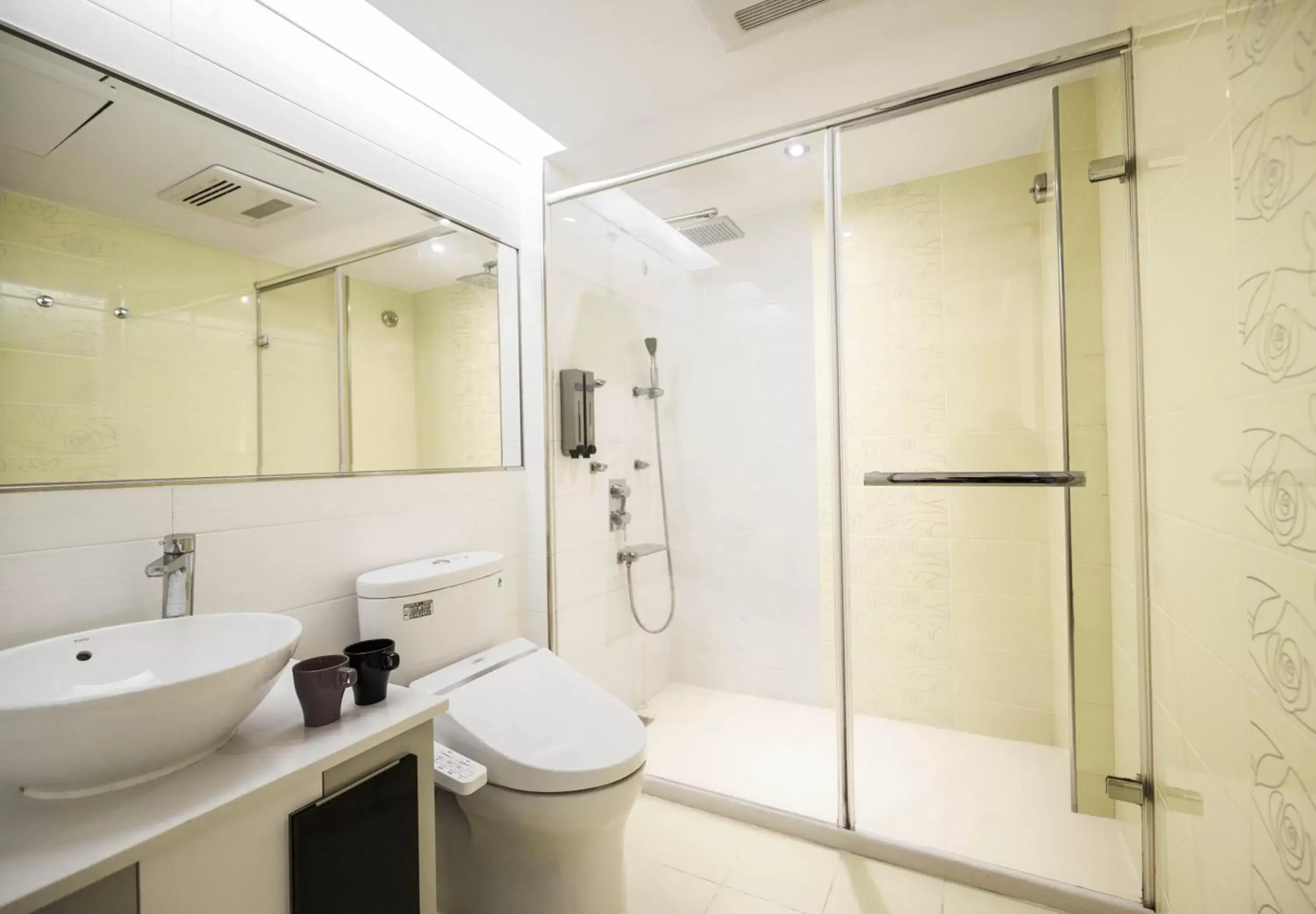 Shower, Bathroom in Saual Keh Hotel