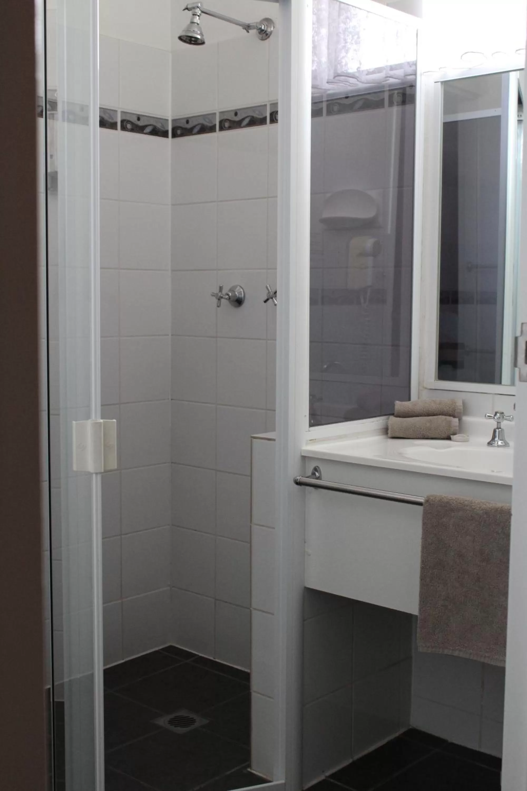 Bathroom in Tally Ho Motor Inn