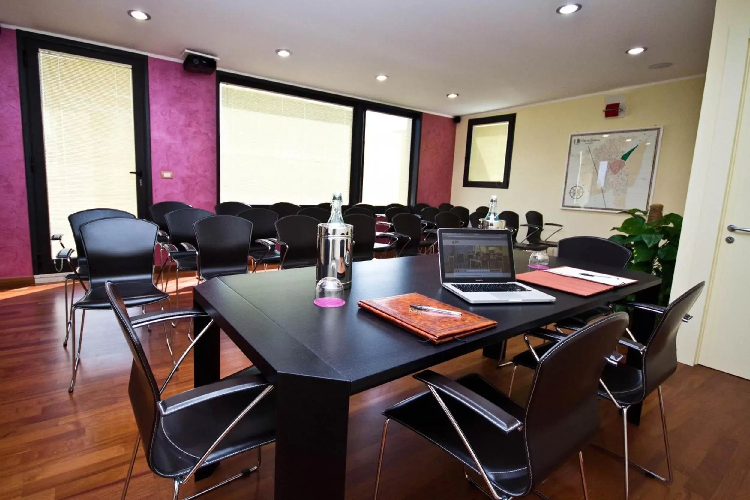 Business facilities in Hotel Ghalà