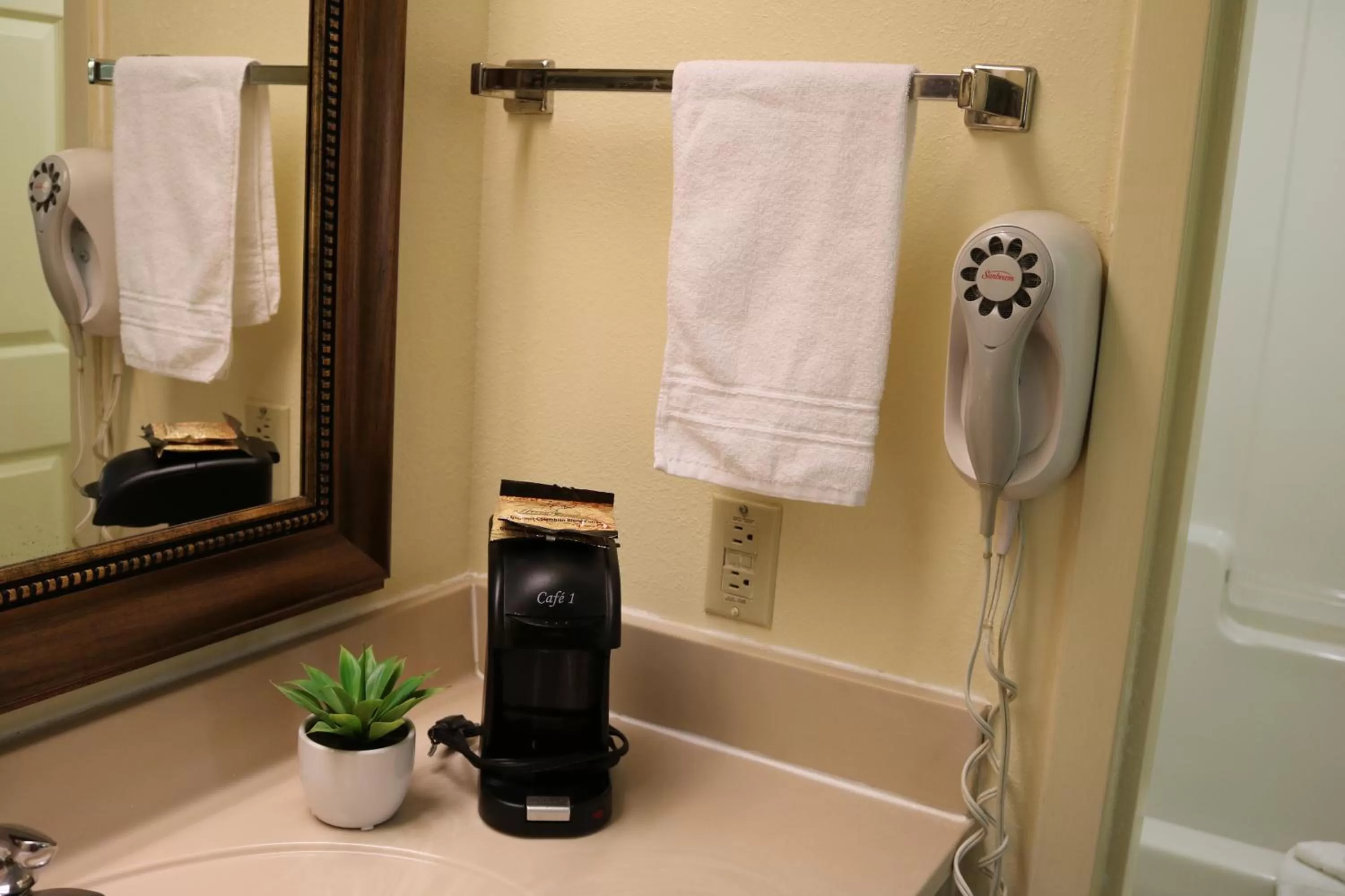 Coffee/tea facilities in Super 8 by Wyndham Dublin