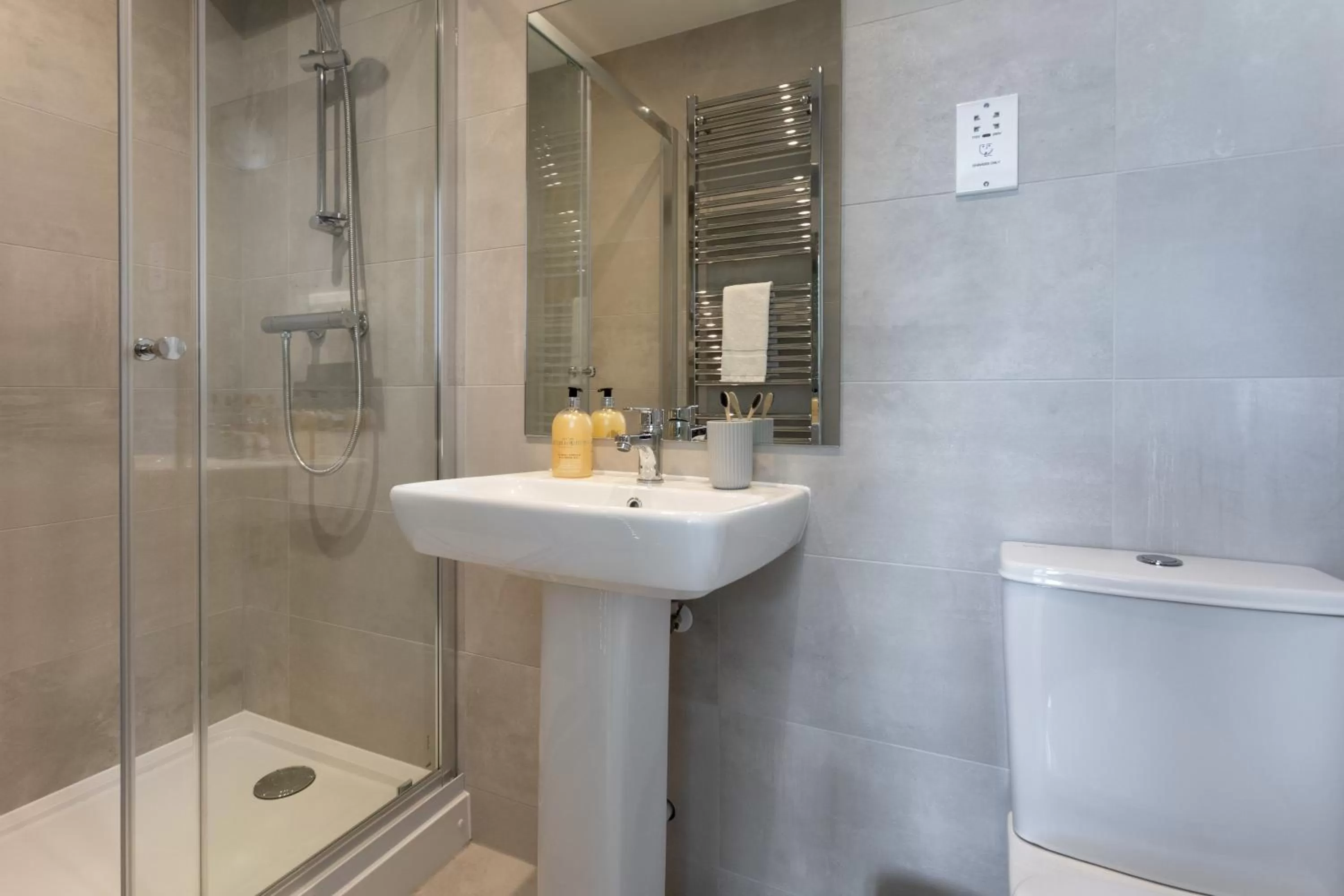 Shower in No.192 Oxford