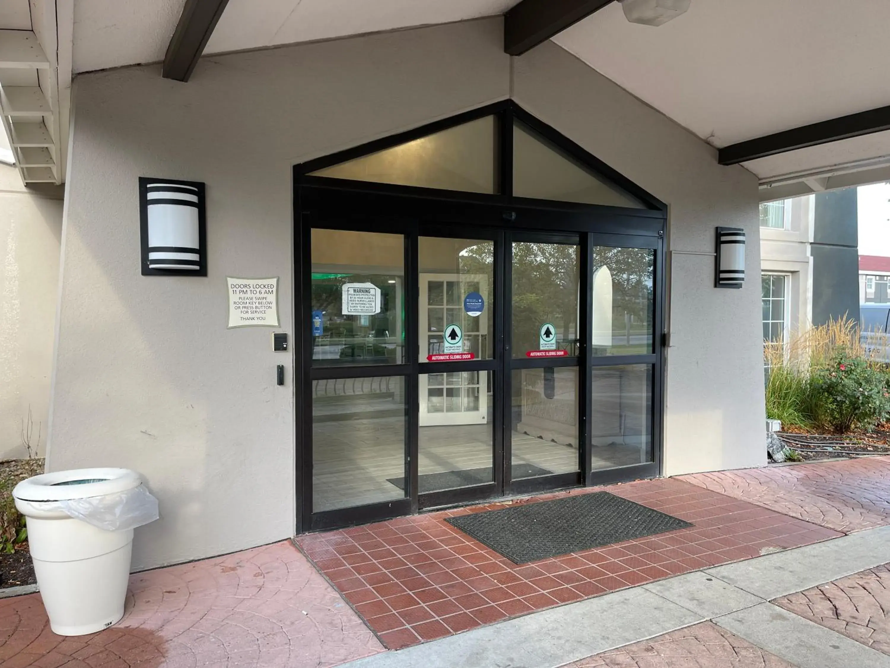 Facade/entrance in La Quinta Inn by Wyndham Indianapolis Airport Lynhurst