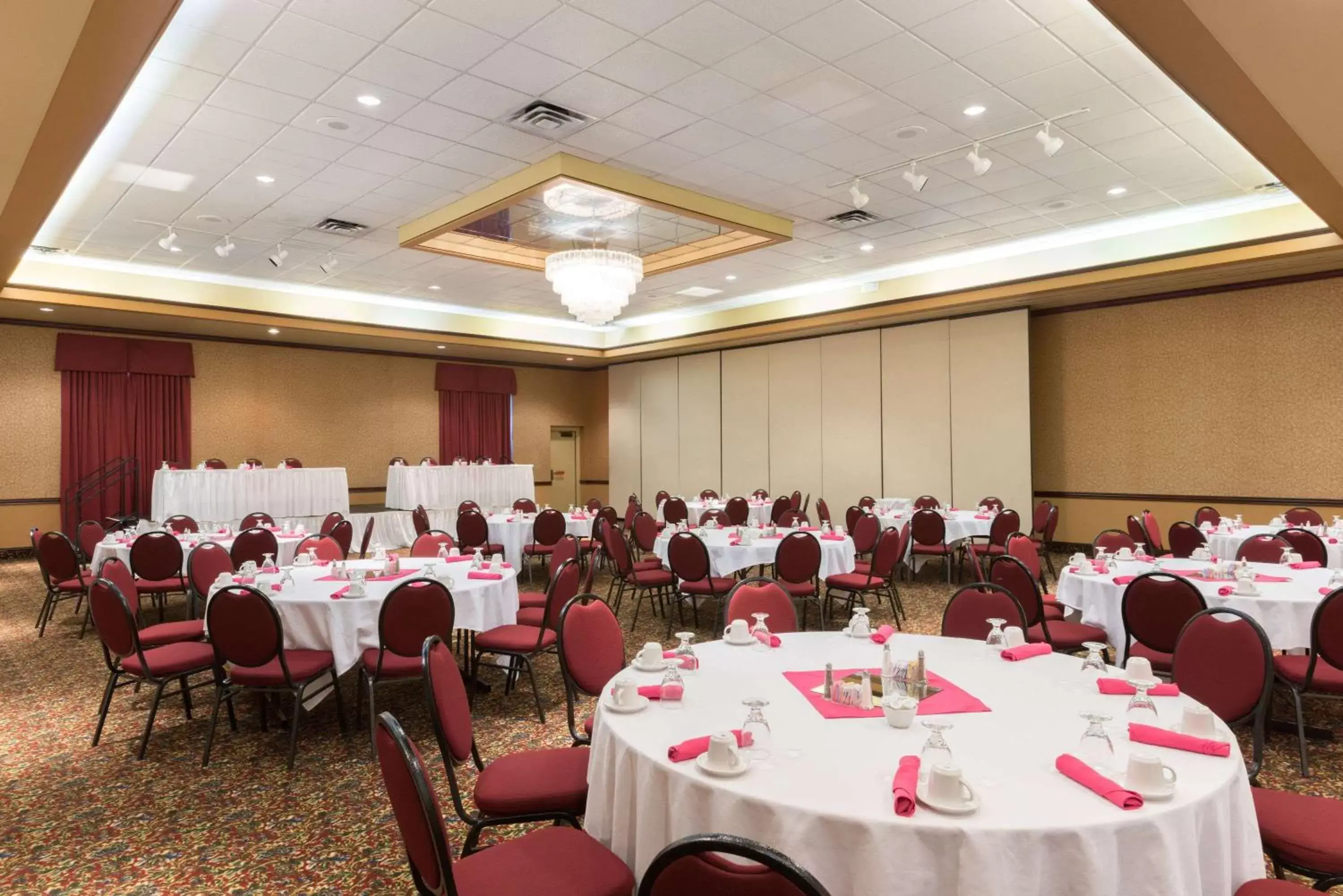 On site, Banquet Facilities in Ramada by Wyndham Topeka Downtown Hotel & Convention Center