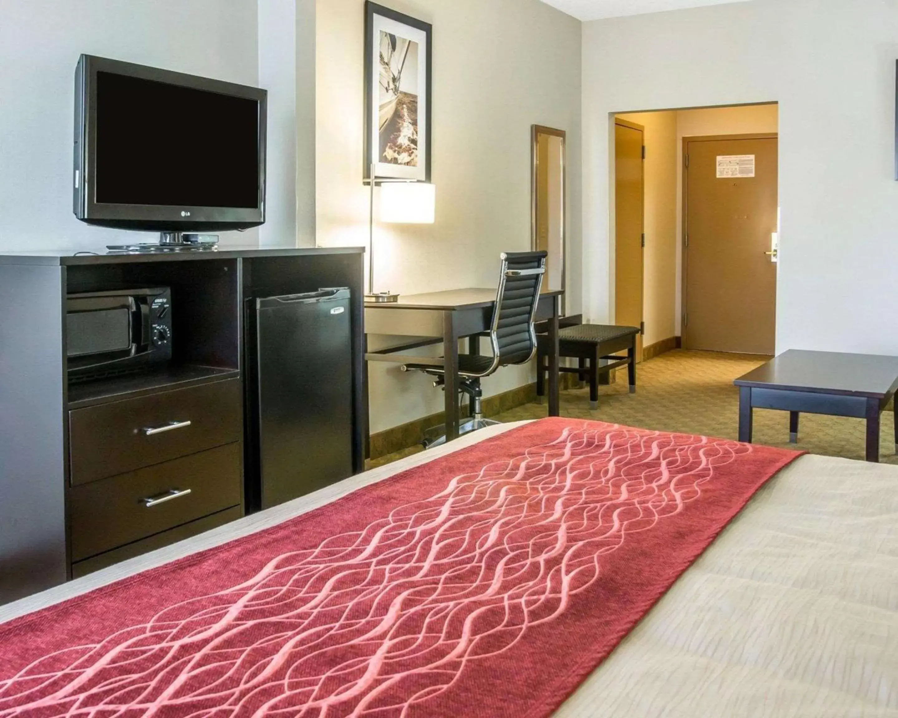 Photo of the whole room, TV/Entertainment Center in Comfort Inn & Suites Maumee - Toledo - I80-90