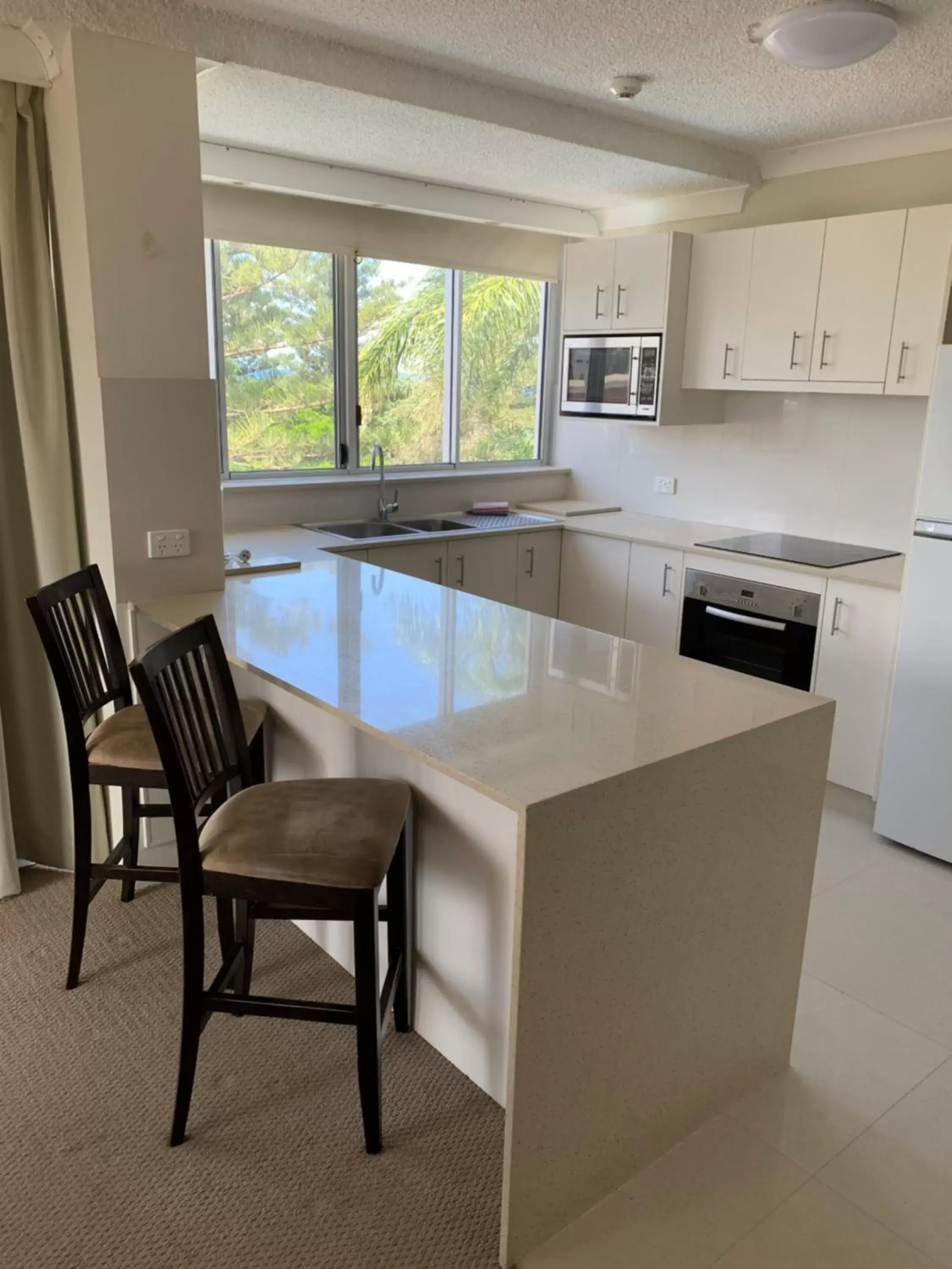 Kitchen or kitchenette, Kitchen/Kitchenette in Pacific Regis Beachfront Holiday Apartments