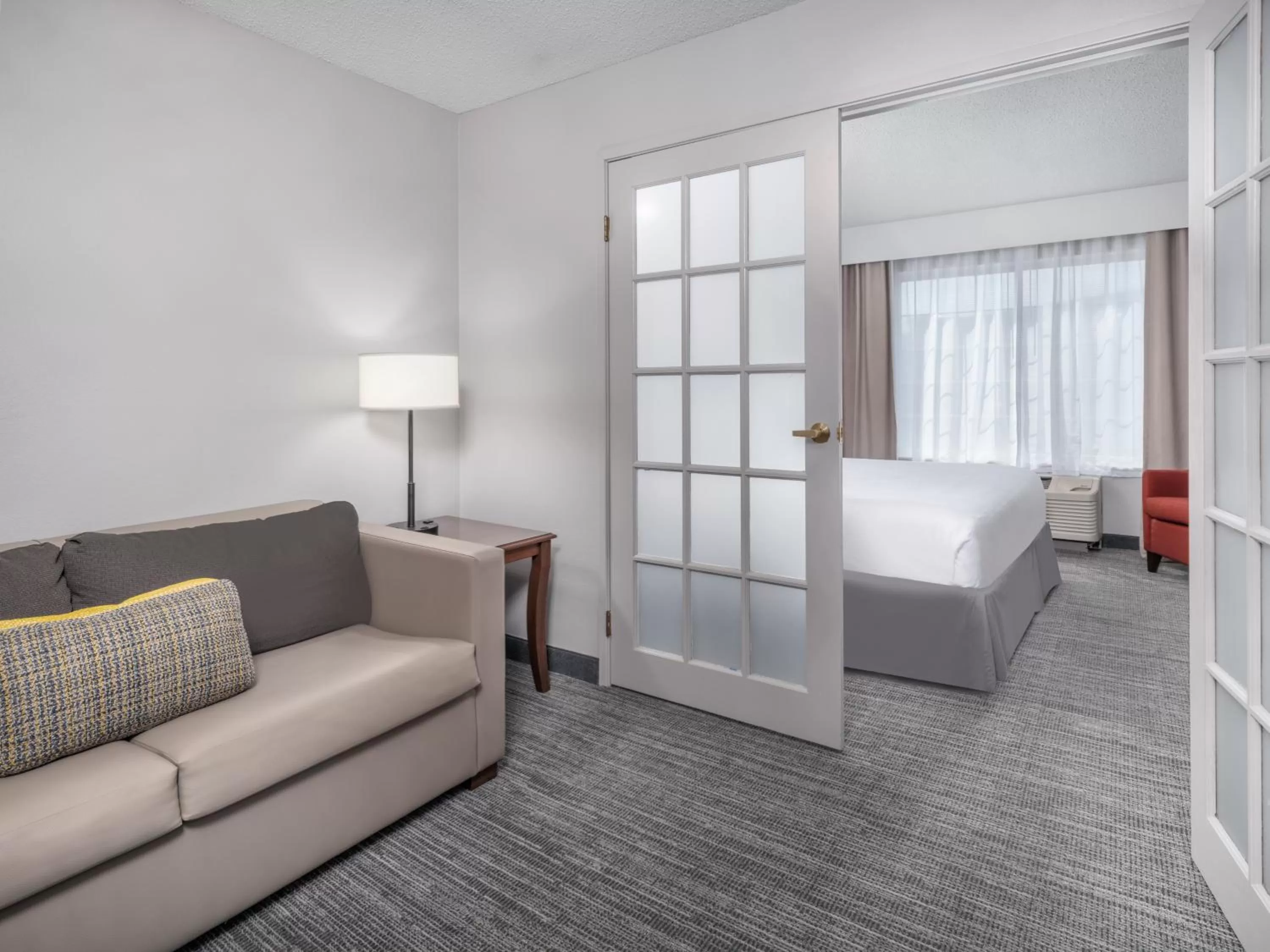 Living room in Country Inn & Suites by Radisson, Maumee - Toledo