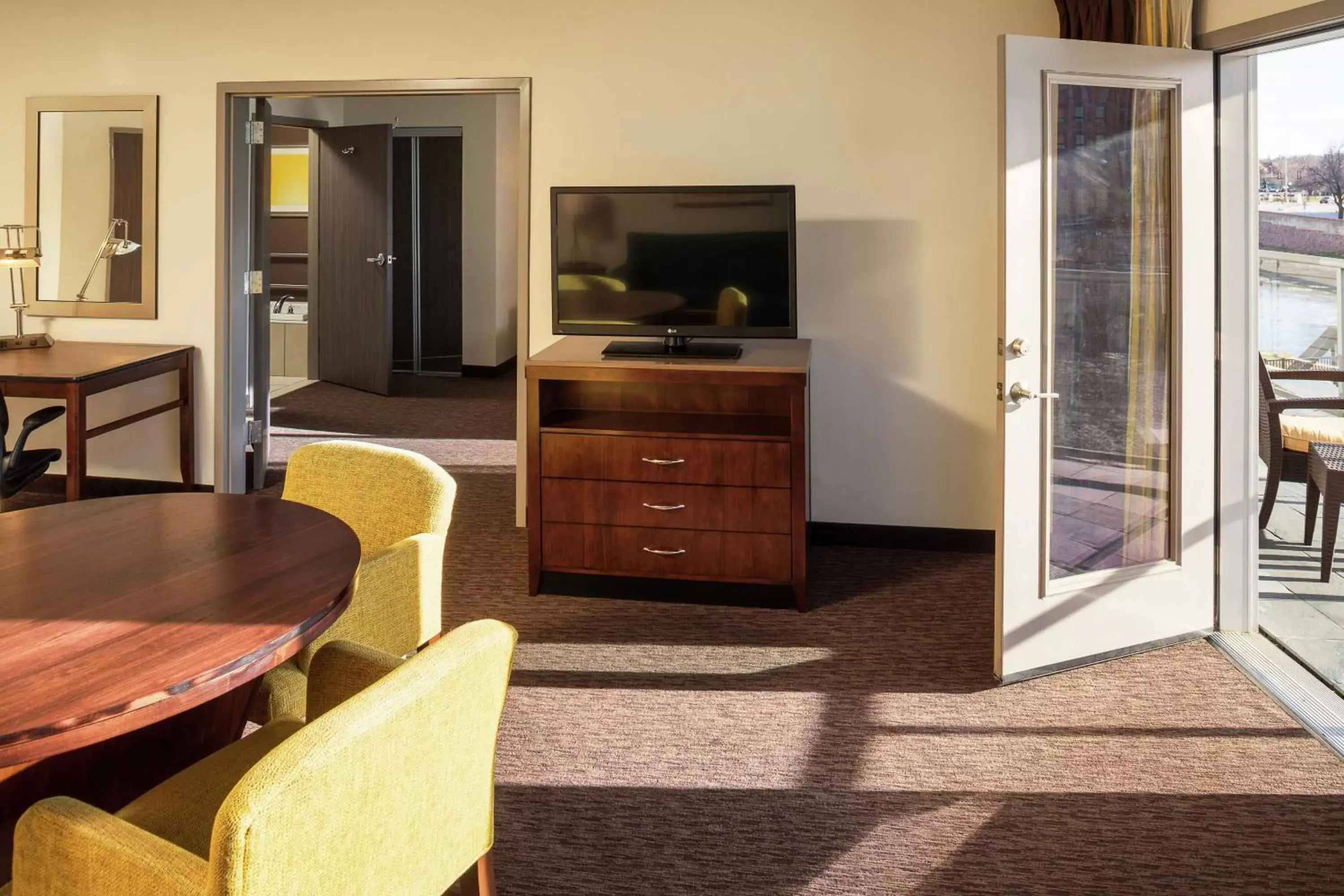 Living room, TV/Entertainment Center in Hilton Garden Inn Sioux Falls Downtown