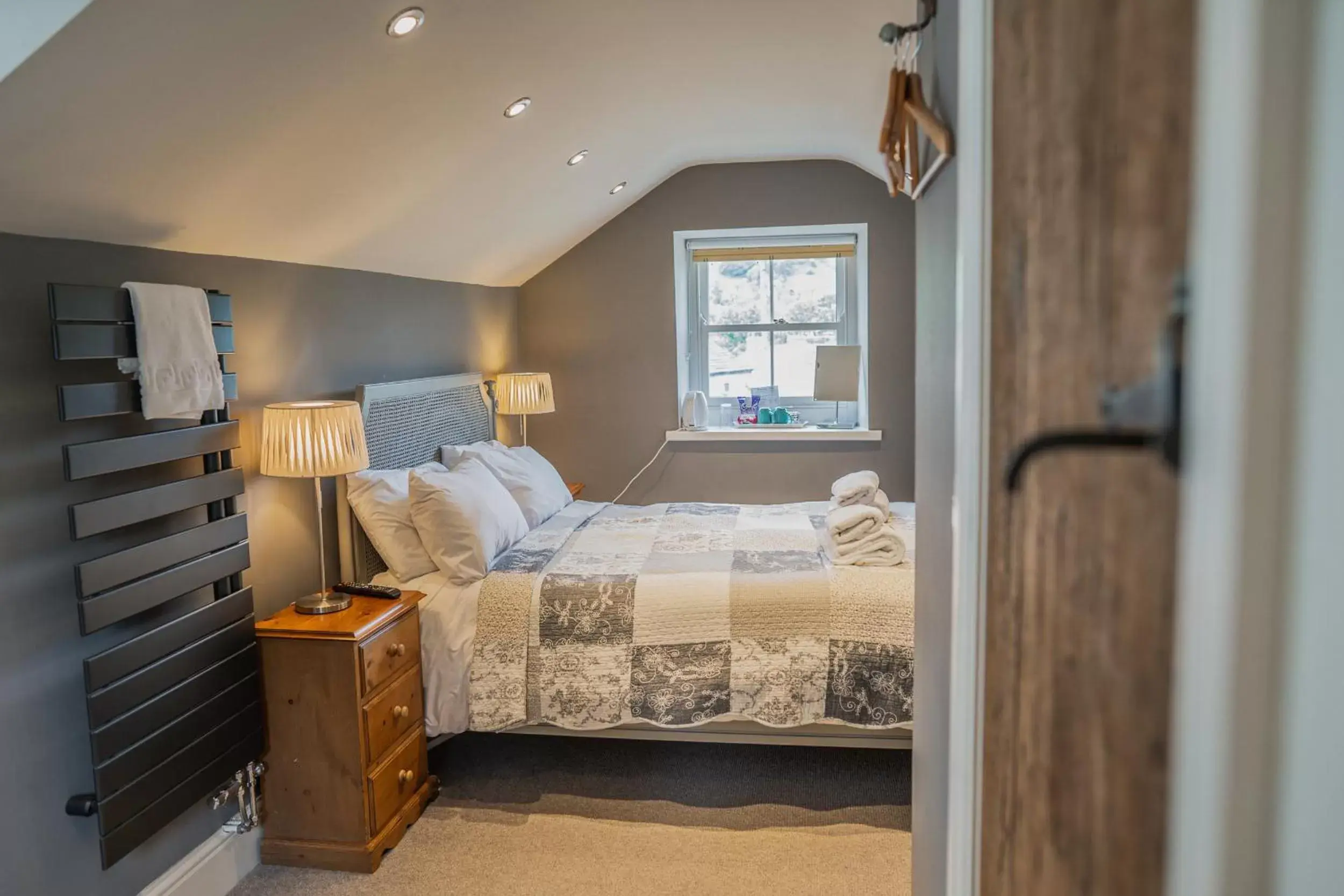 Bathroom, Bed in The Old Hall Inn