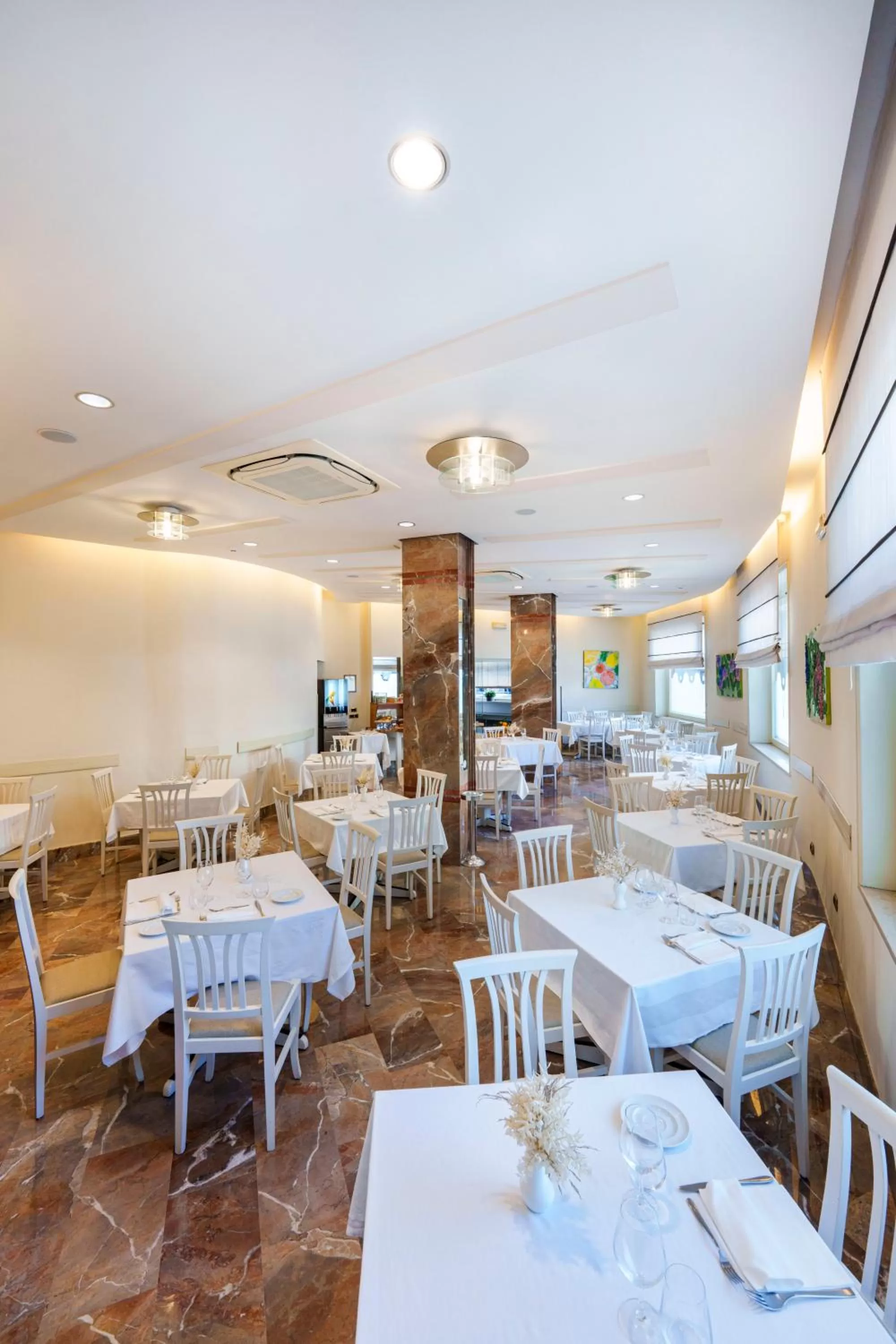 Restaurant/places to eat in Hotel Tourist