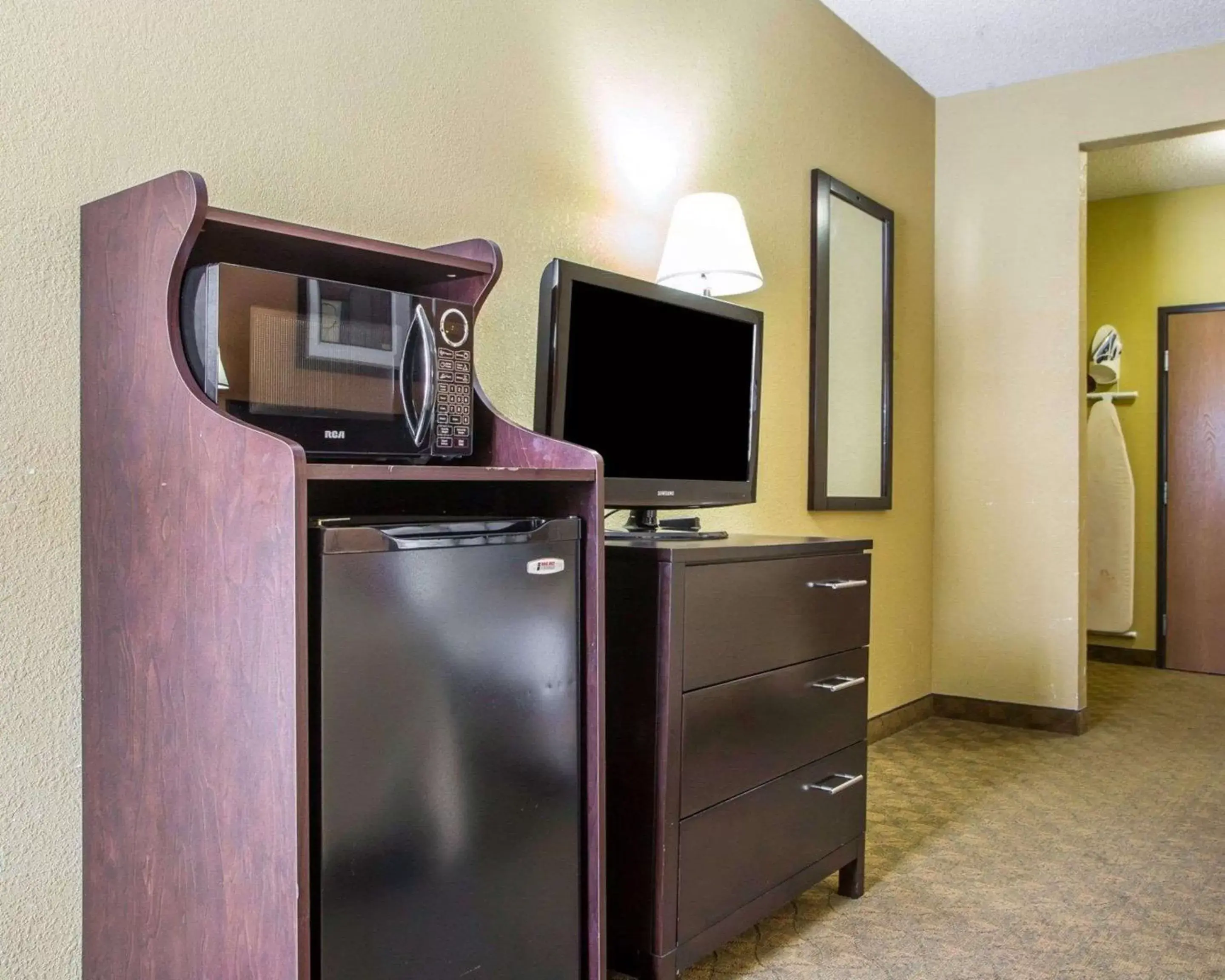 Photo of the whole room, TV/Entertainment Center in Quality Inn Merrillville