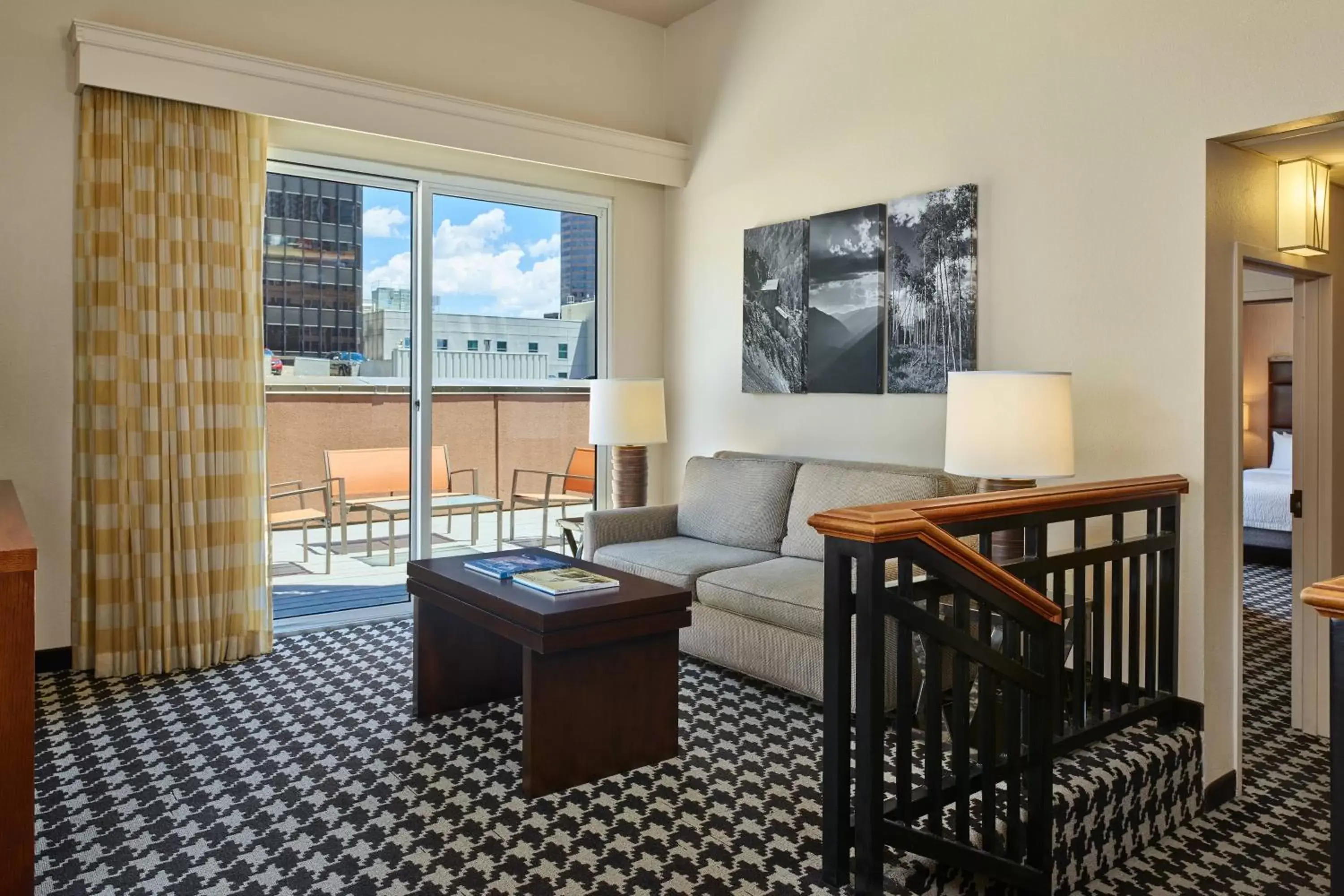 Living room, Seating Area in Courtyard by Marriott Denver Downtown