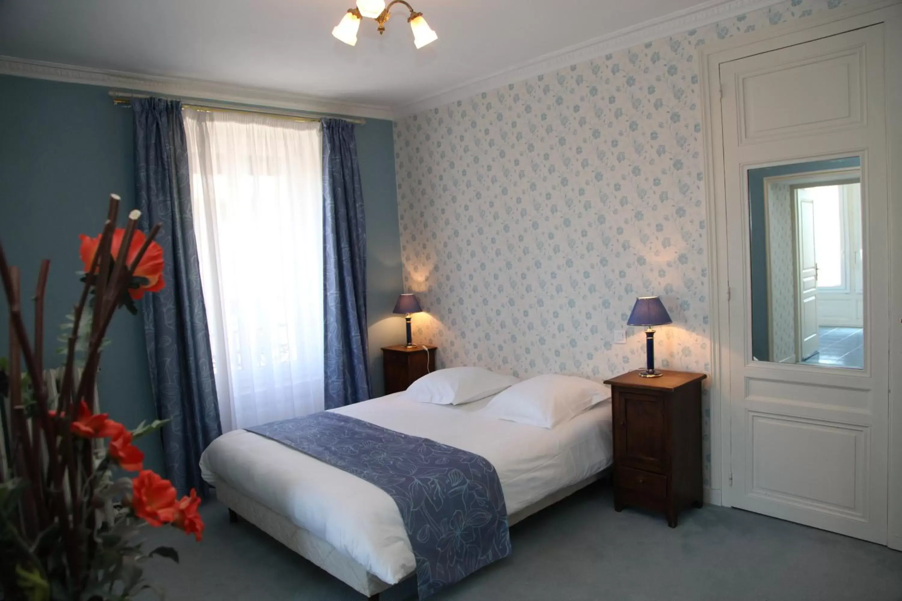 Photo of the whole room, Bed in The Originals Boutique, Hôtel Terminus, Bourg-en-Bresse Gare (Qualys-Hotel)