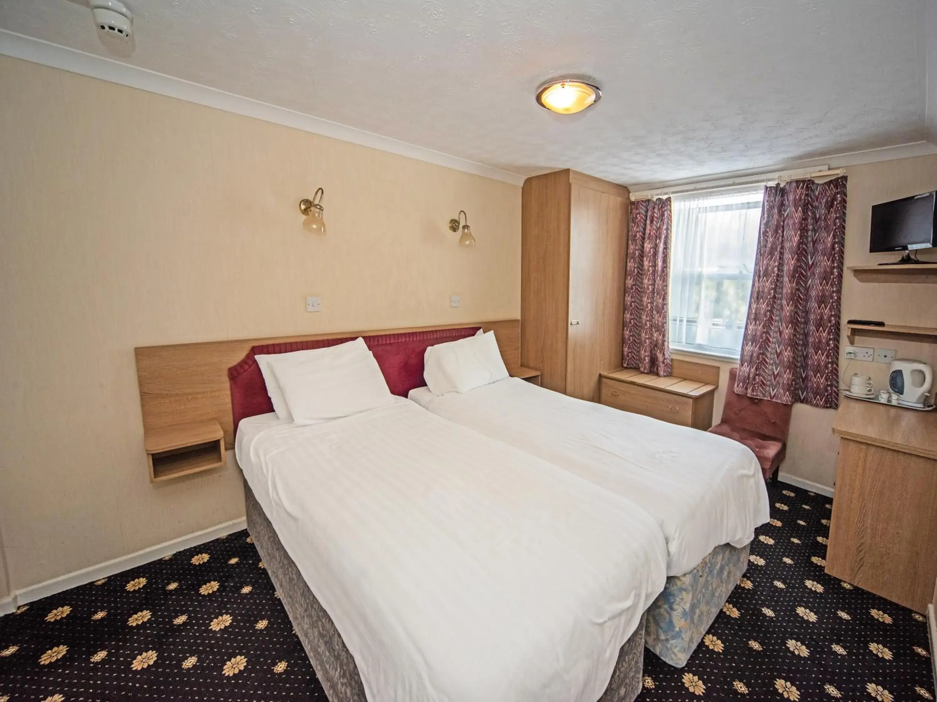 Bedroom, Bed in The Sherwood Palm Hotel, Torquay Beach