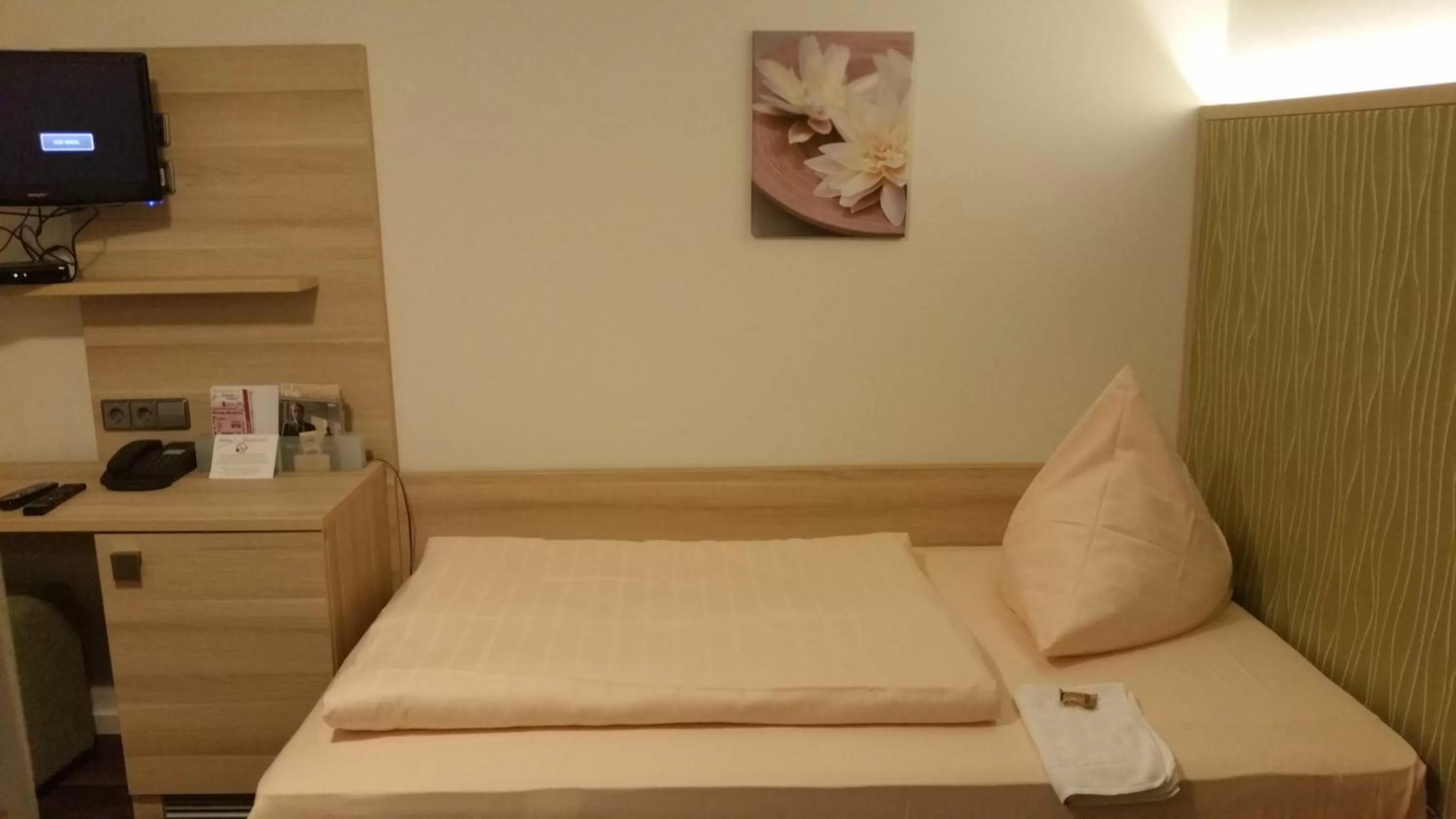 Photo of the whole room, Bed in Hotel-Restaurant Fröhlich