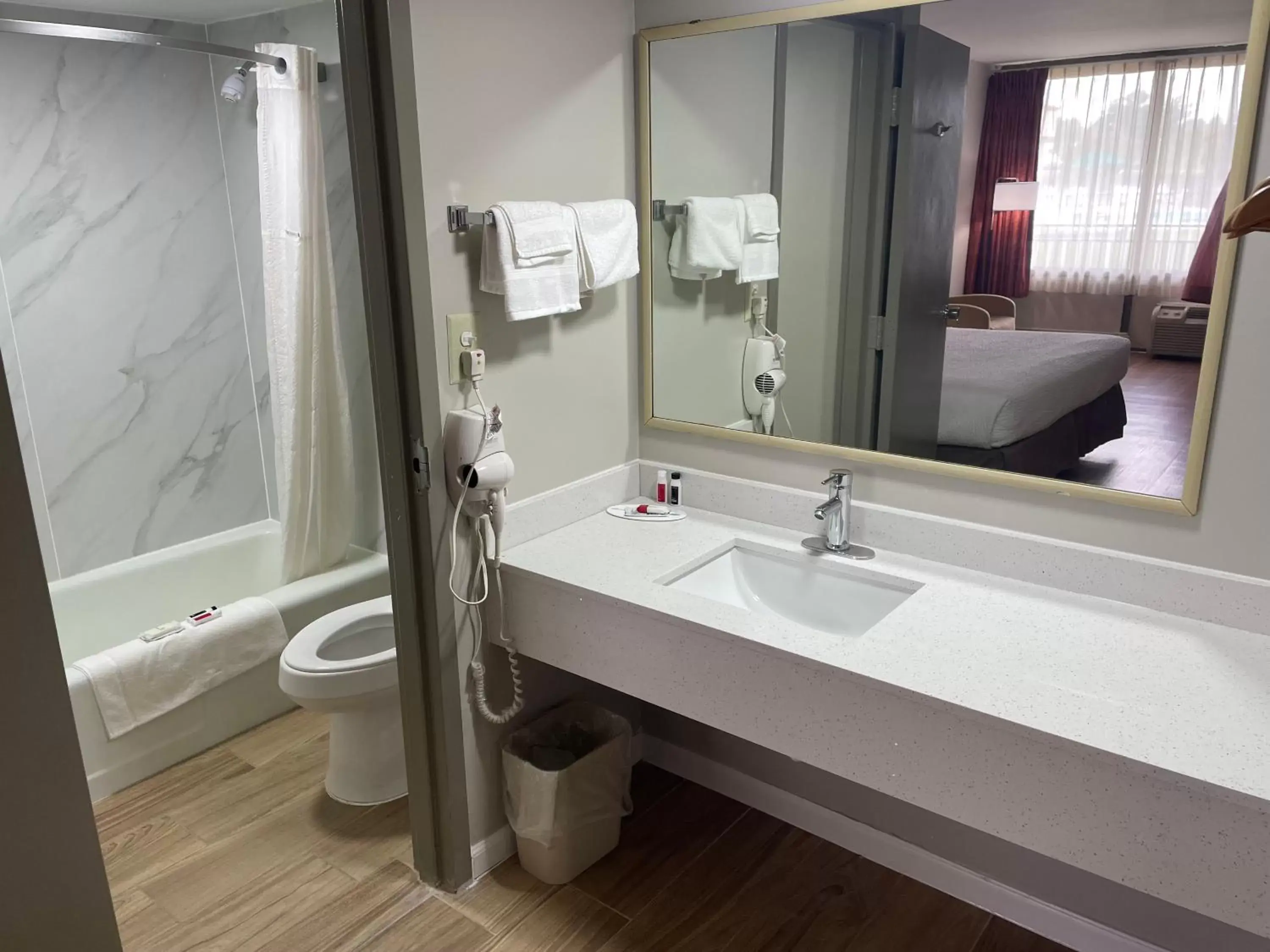 Bathroom, Bed in Days Inn by Wyndham Valdosta/Near Valdosta Mall Bathroom, Bed in Days Inn by Wyndham Valdosta/Near Valdosta Mall