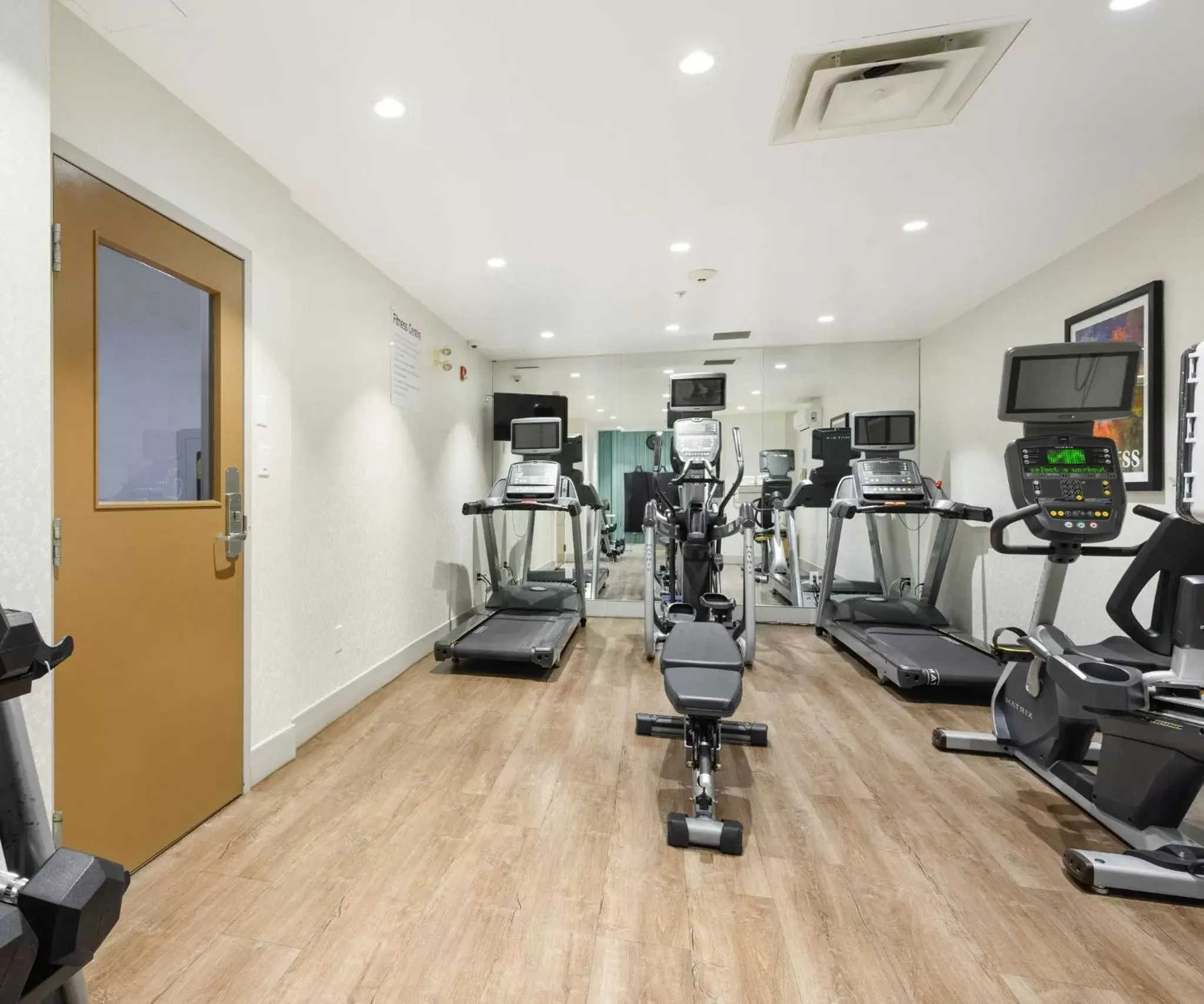 Spa and wellness centre/facilities, Fitness Center/Facilities in Holiday Inn Express and Suites Surrey, an IHG Hotel