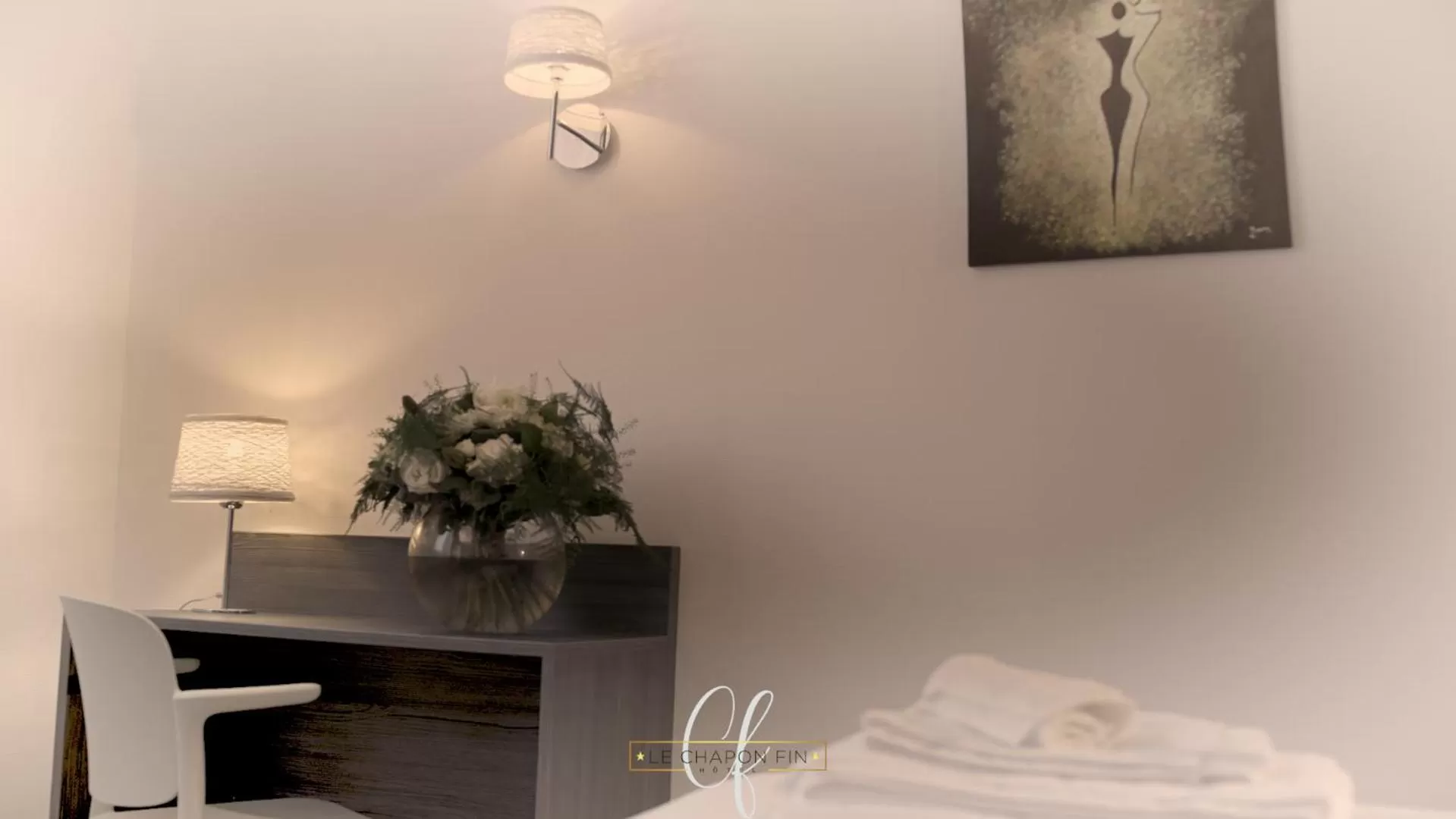 Bed in HÔTEL LE CHAPON FIN