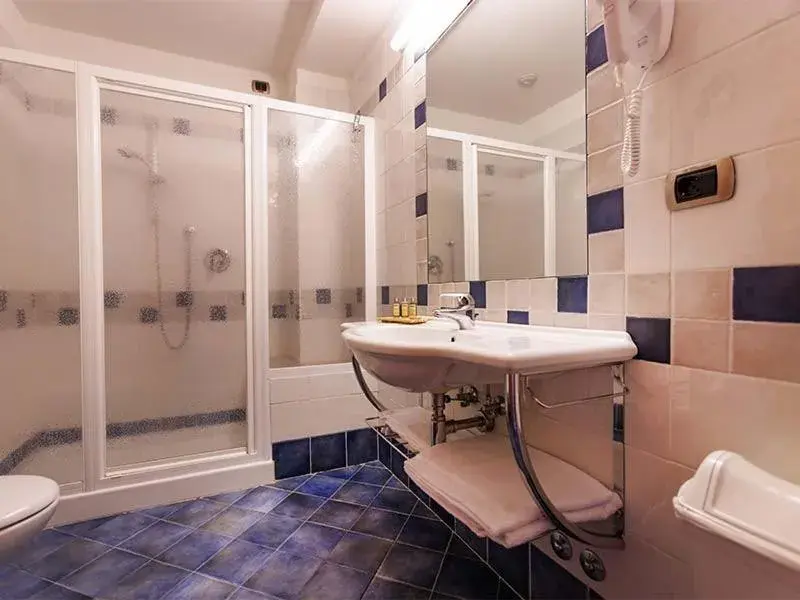 Shower, Bathroom in Panorama Residence Hotel