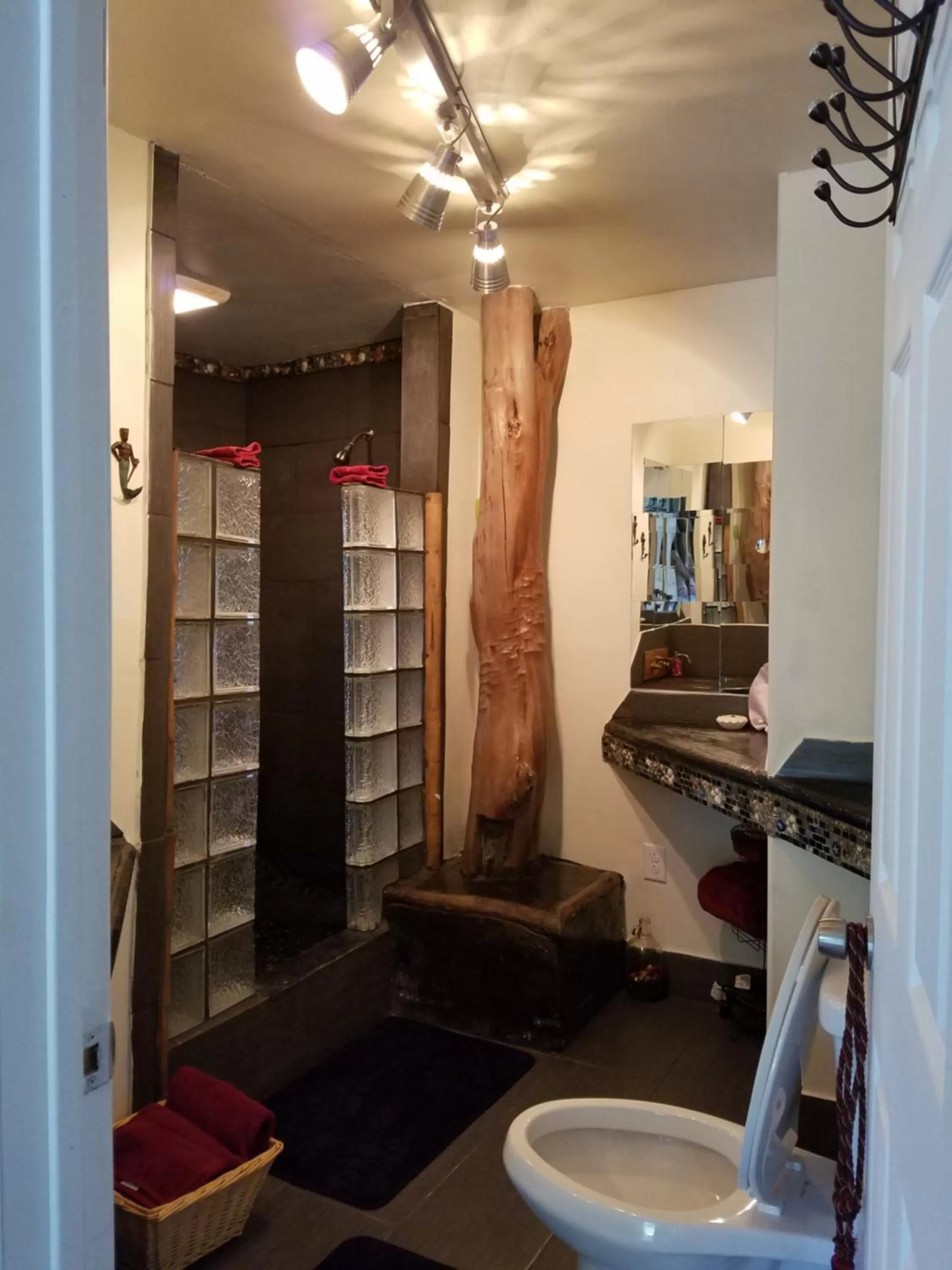 Bathroom in Aloha Crater Lodge