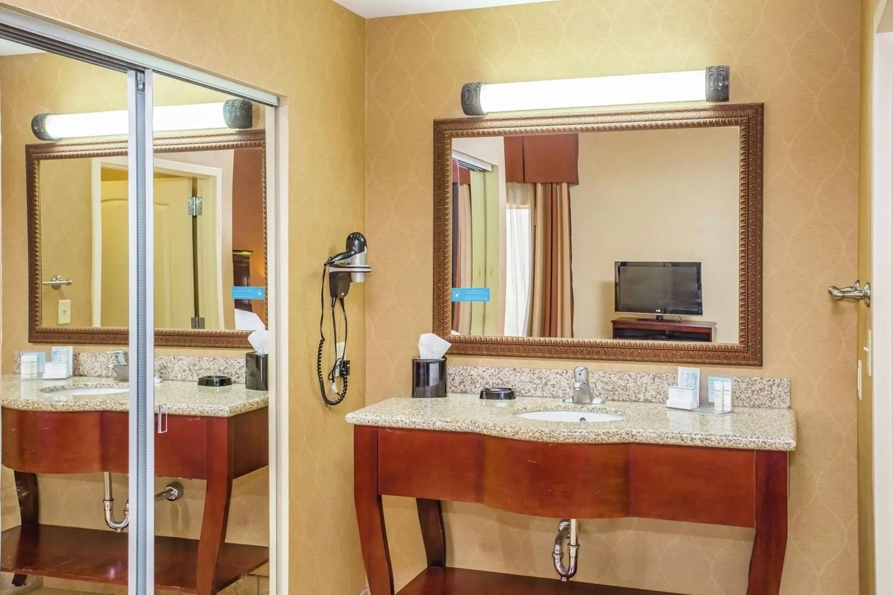 Bedroom, Bathroom in Hampton Inn & Suites Sevierville at Stadium Drive