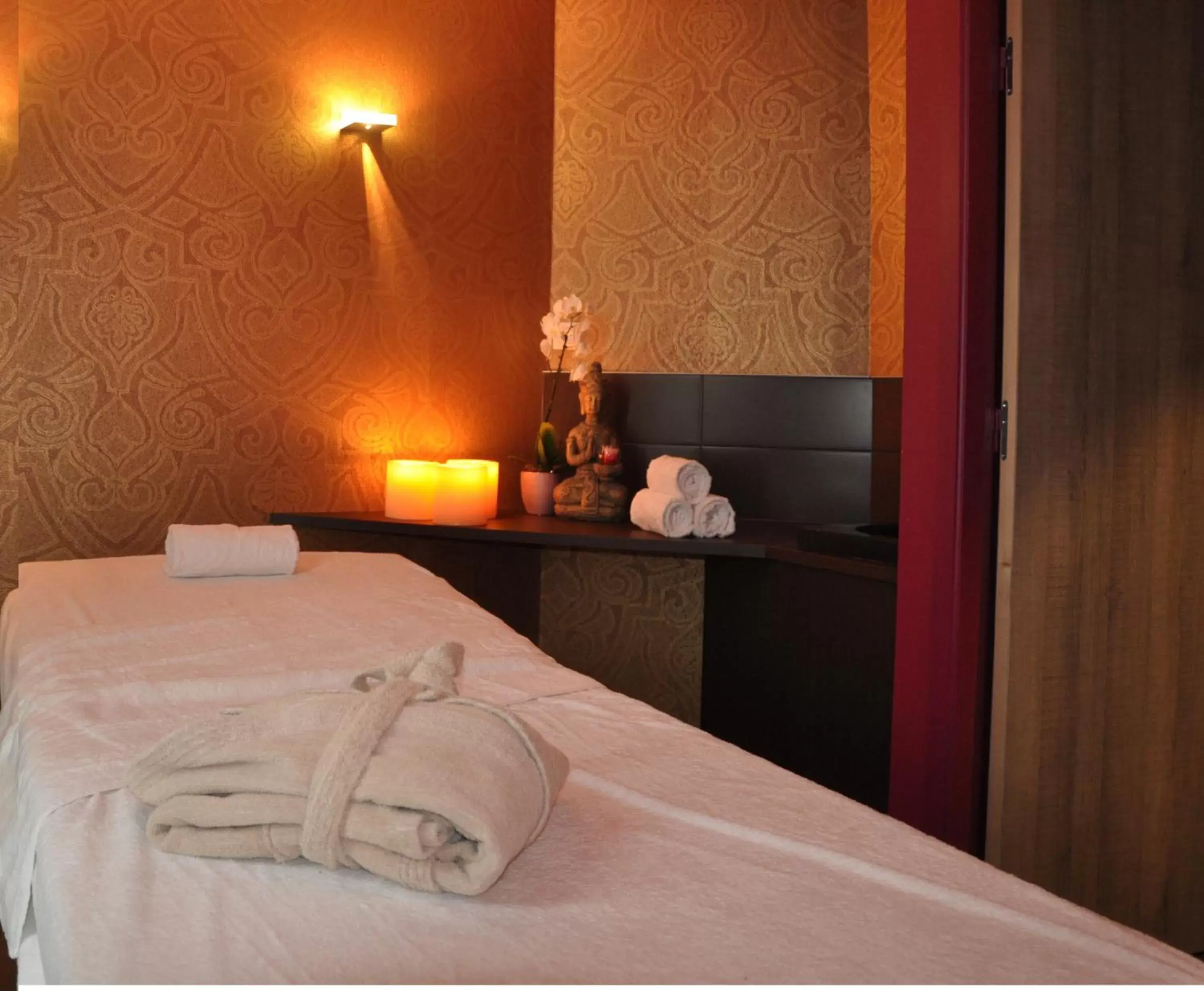 Massage, Bed in Les 3 Lieux