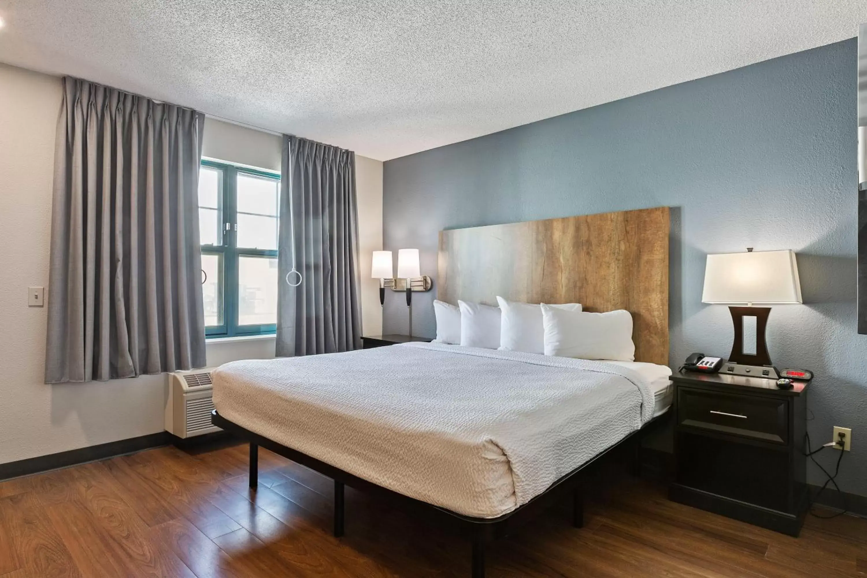 Bed in Extended Stay America Premier Suites - San Francisco - Belmont