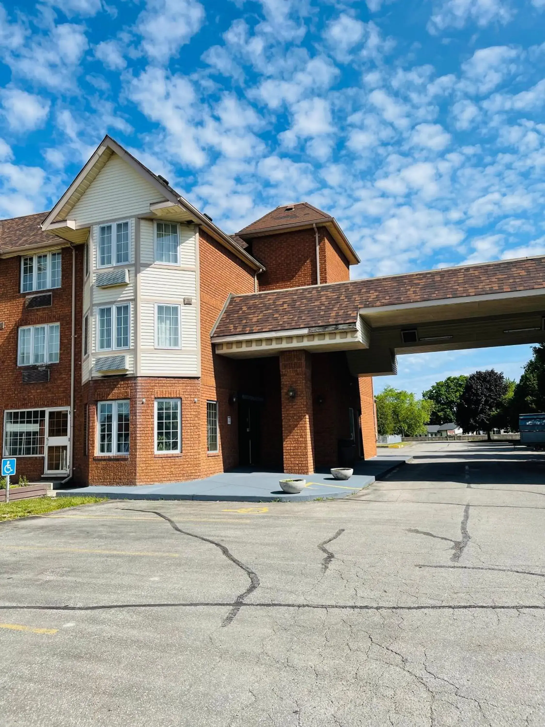 Property Building in Travelodge by Wyndham Niagara Falls Lundys Lane