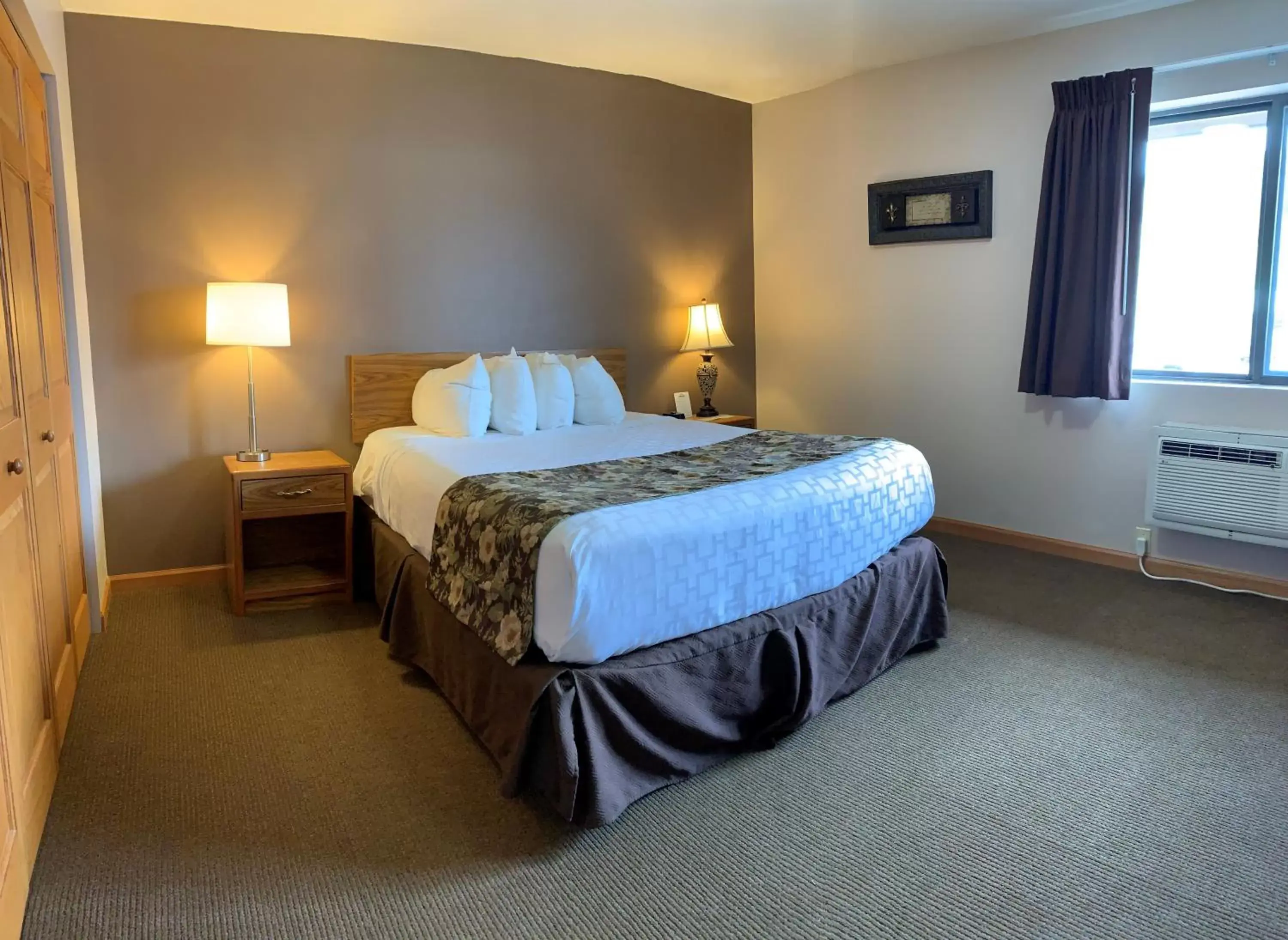 Property building, Bed in Days Inn by Wyndham Spearfish