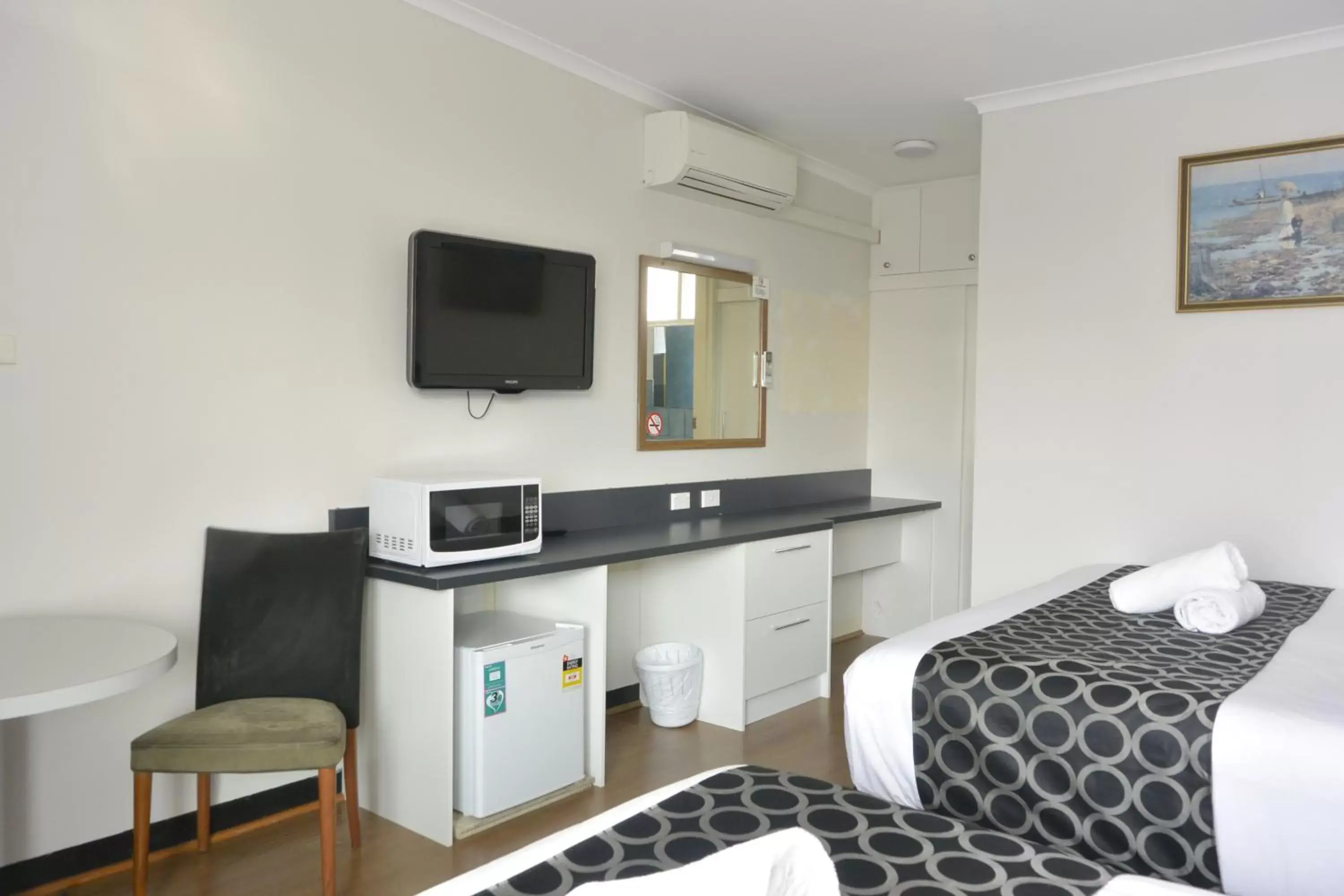 TV/Entertainment Center in Queanbeyan Motel