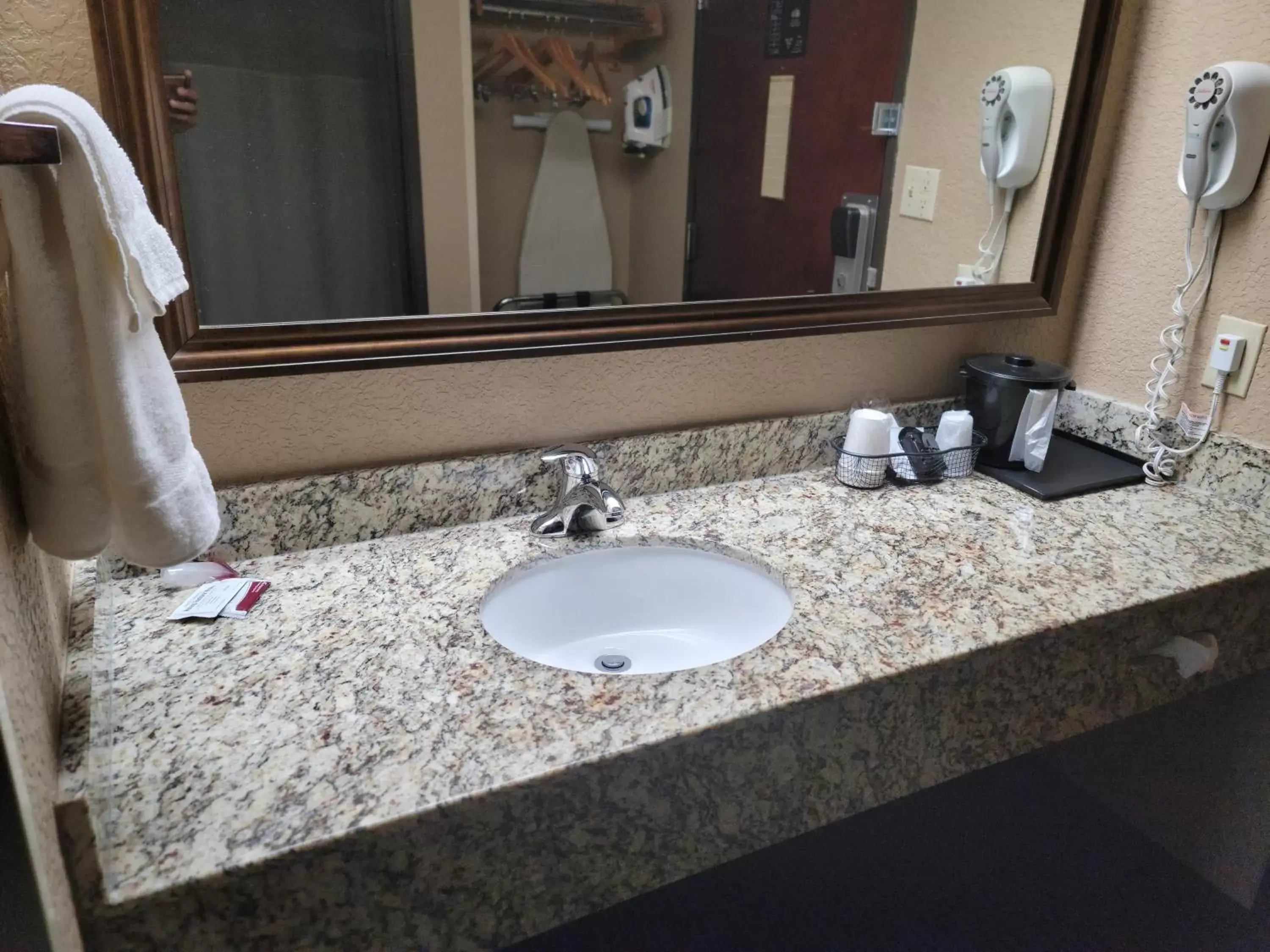 towels, Bathroom in Bay Mountain Inn Cherokee Smoky Mountains