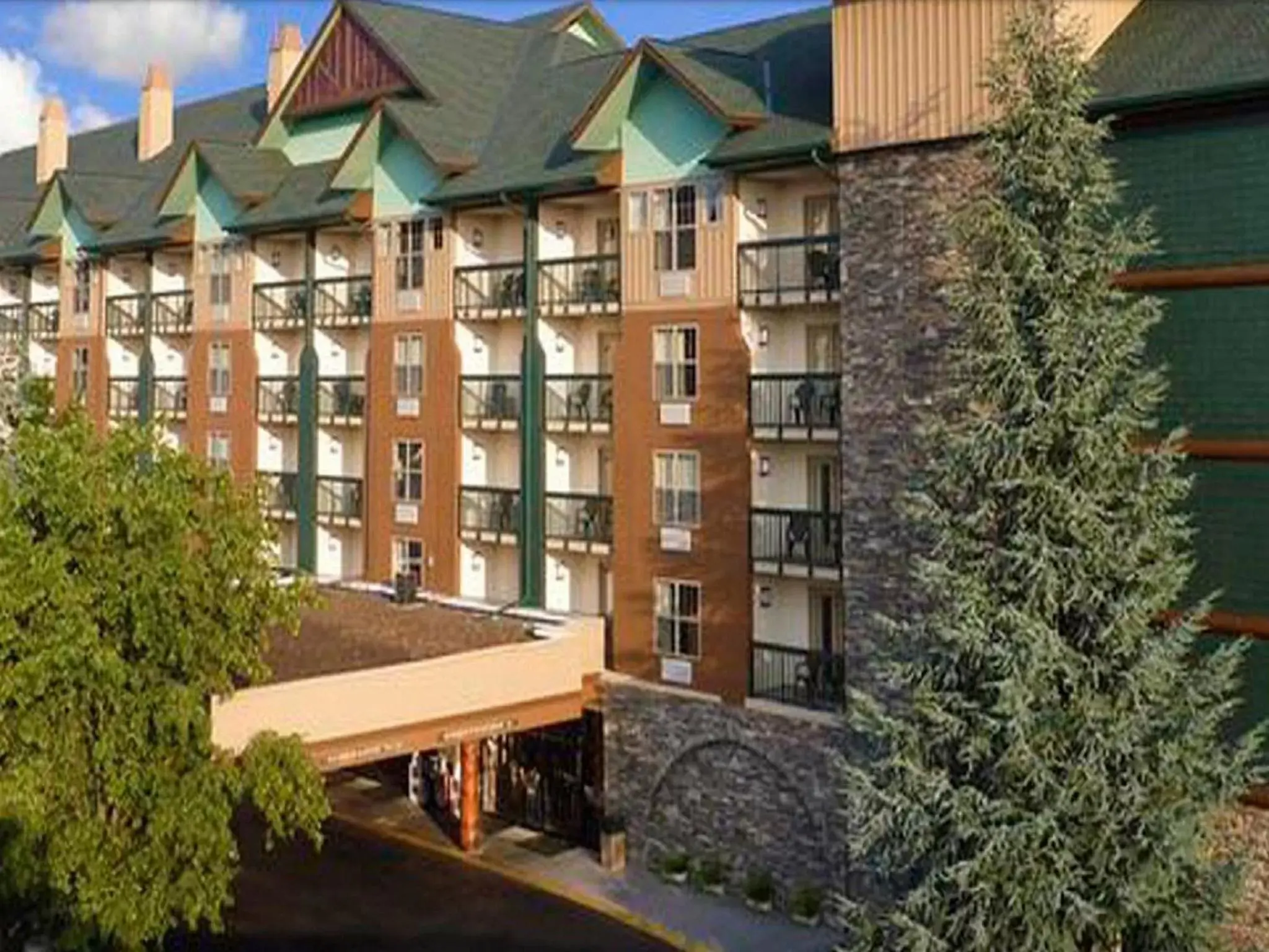 Facade/entrance in Grand Smokies Resort Lodge Pigeon Forge
