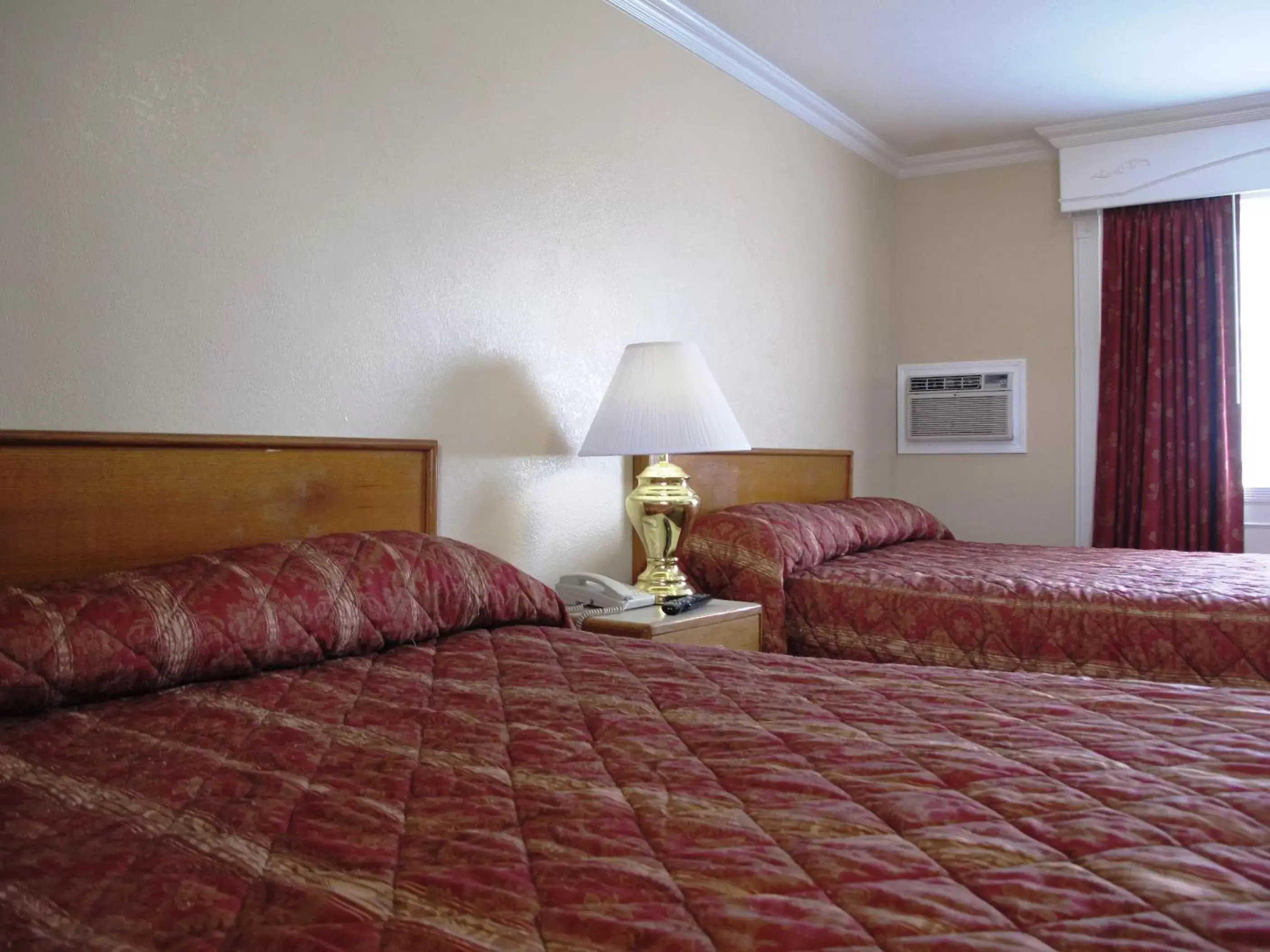 Bed in Merrill Field Inn