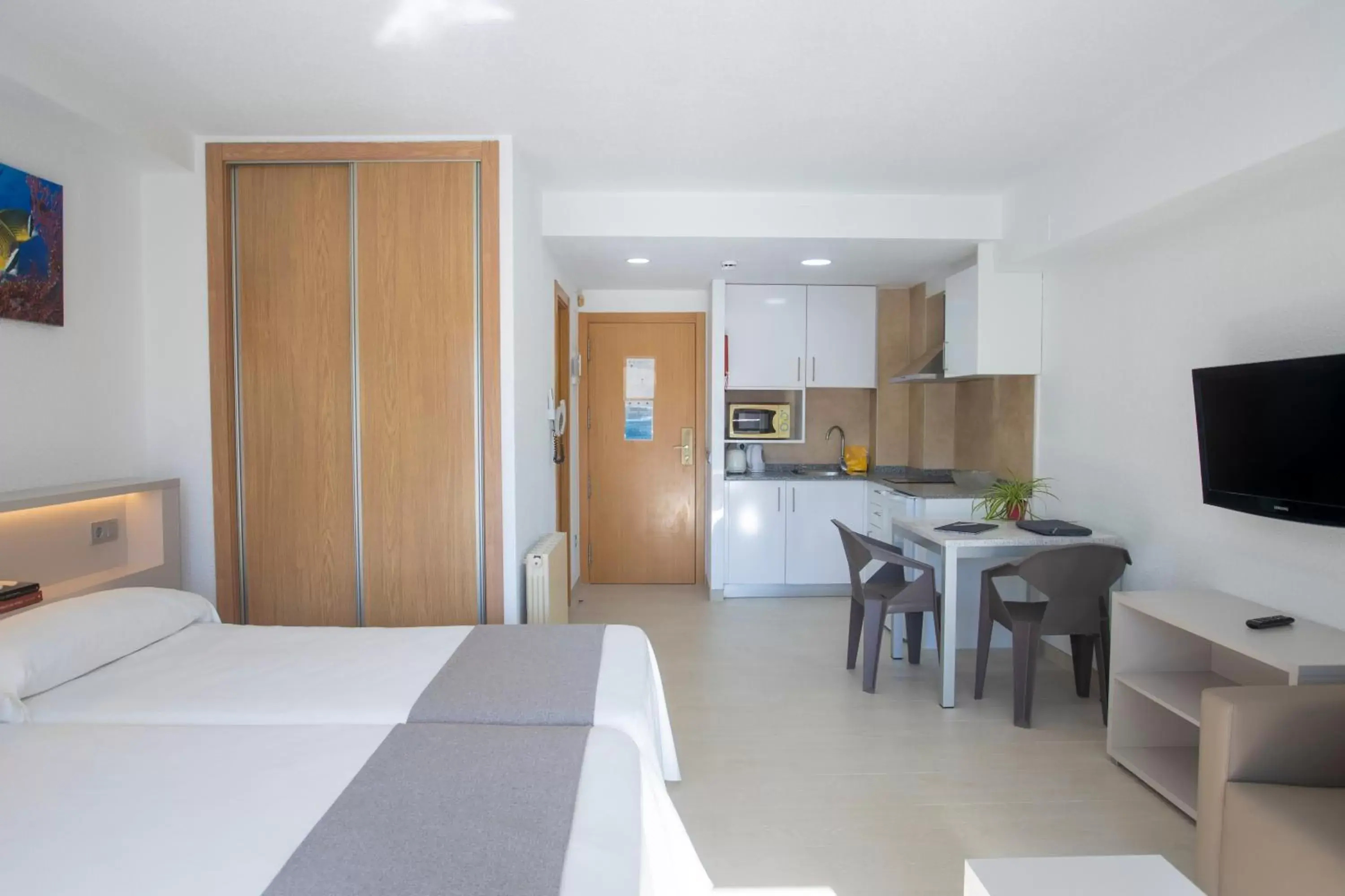 Photo of the whole room, Kitchen/Kitchenette in Aparthotel BCL Levante Club