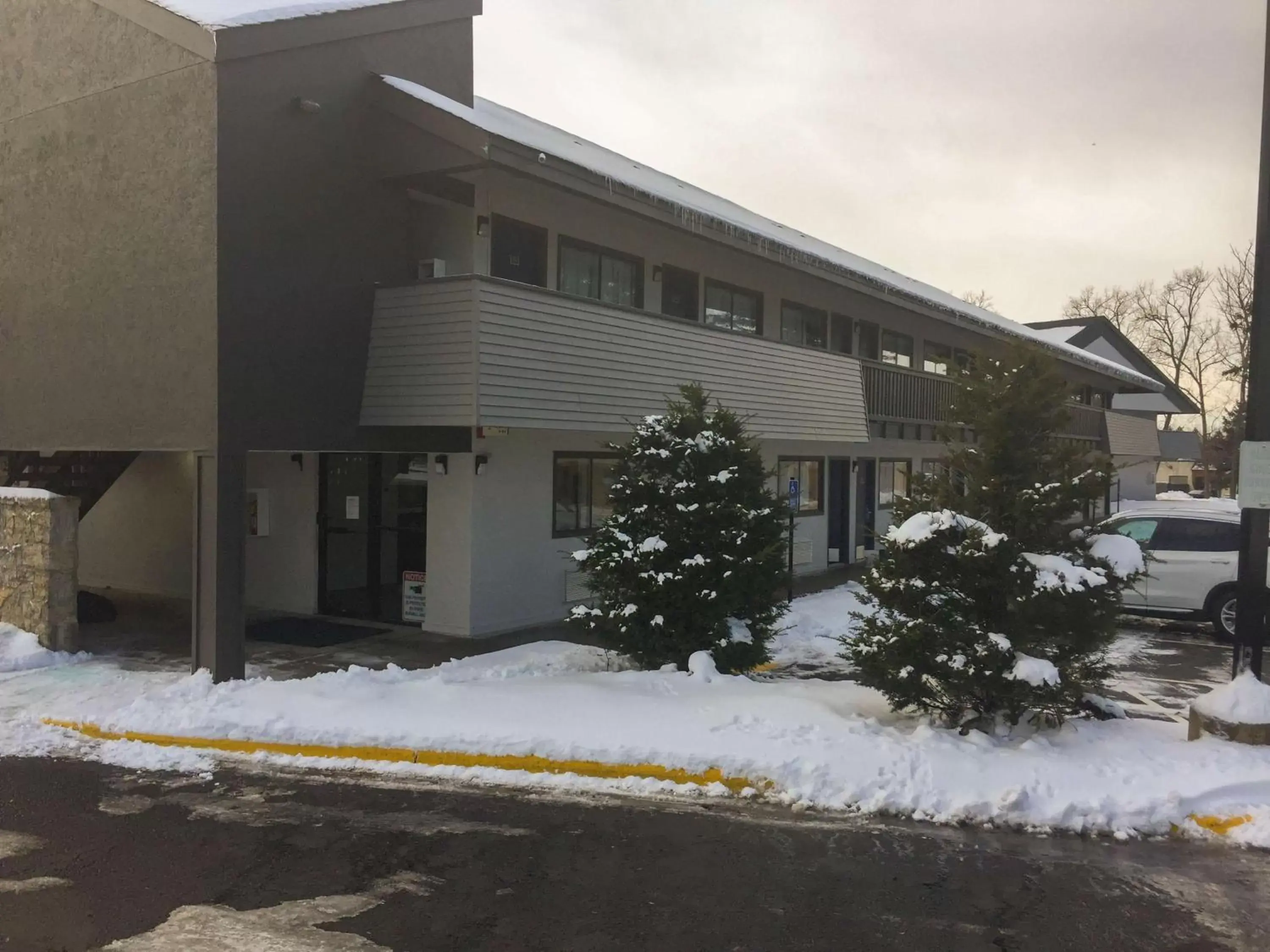 Property building, Winter in Motel 6-Burnsville, MN