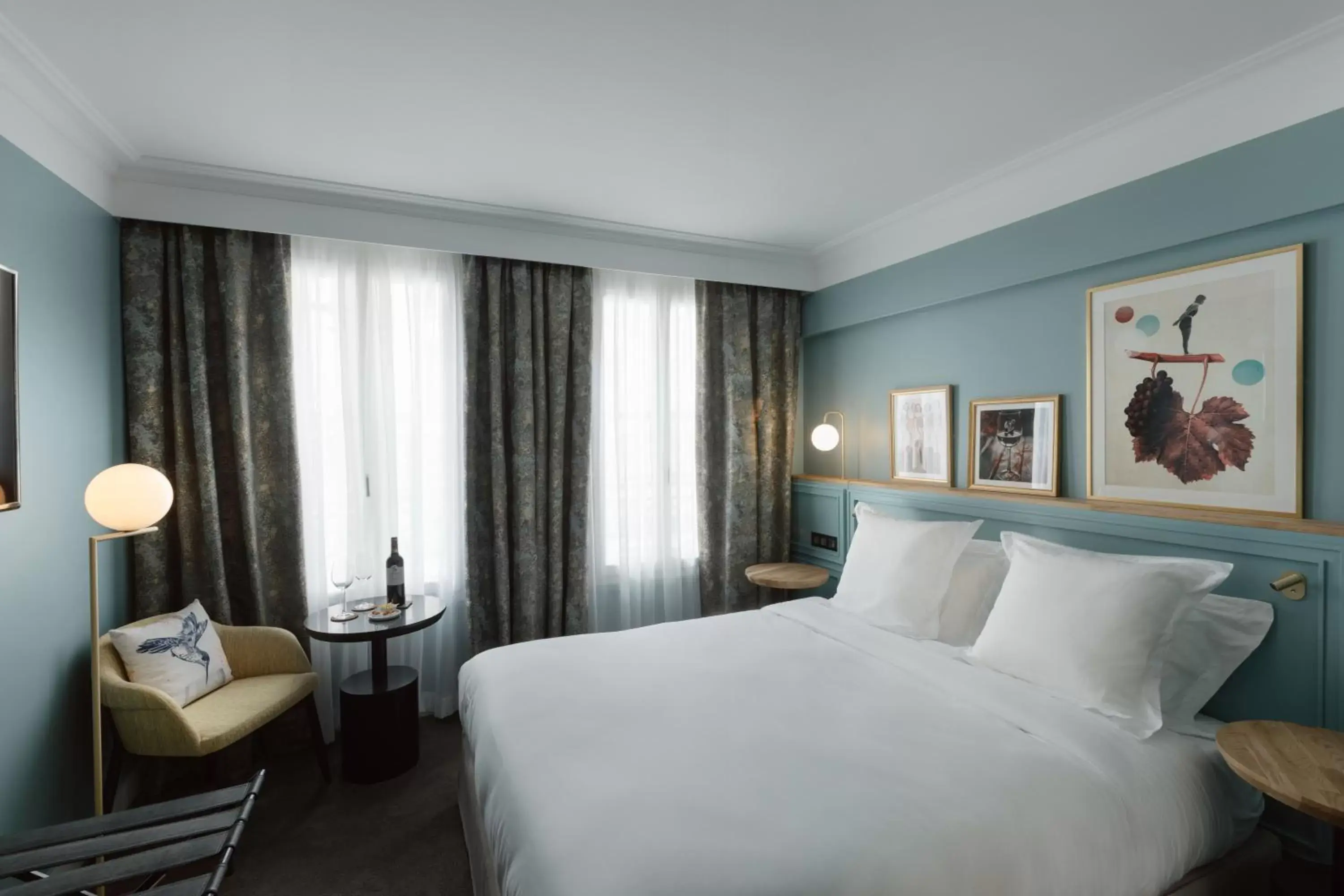 Shower, Bed in XO Hotel Paris