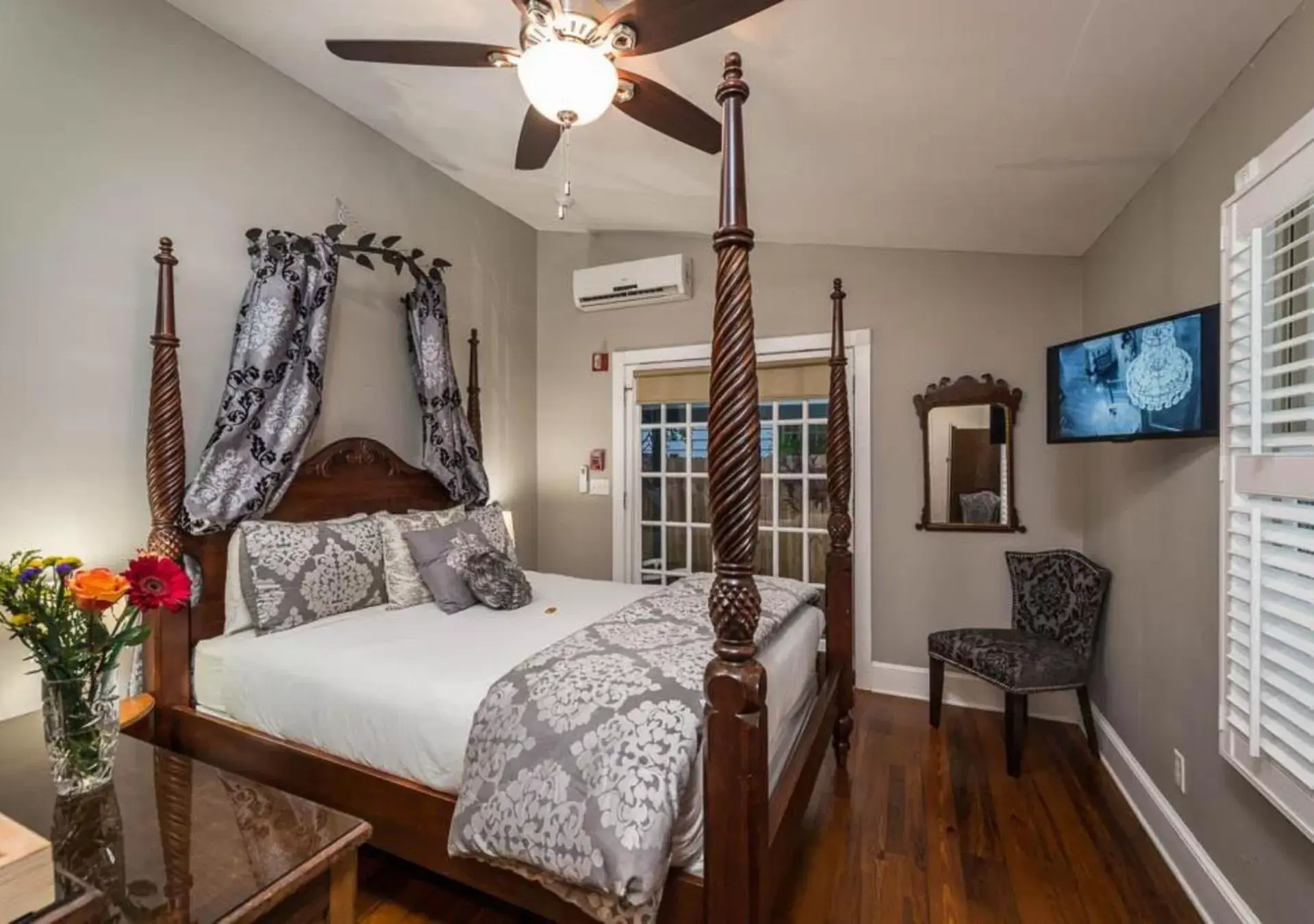 TV and multimedia, Bed in Carriage Way Inn Bed & Breakfast Adults Only - 21 years old and up