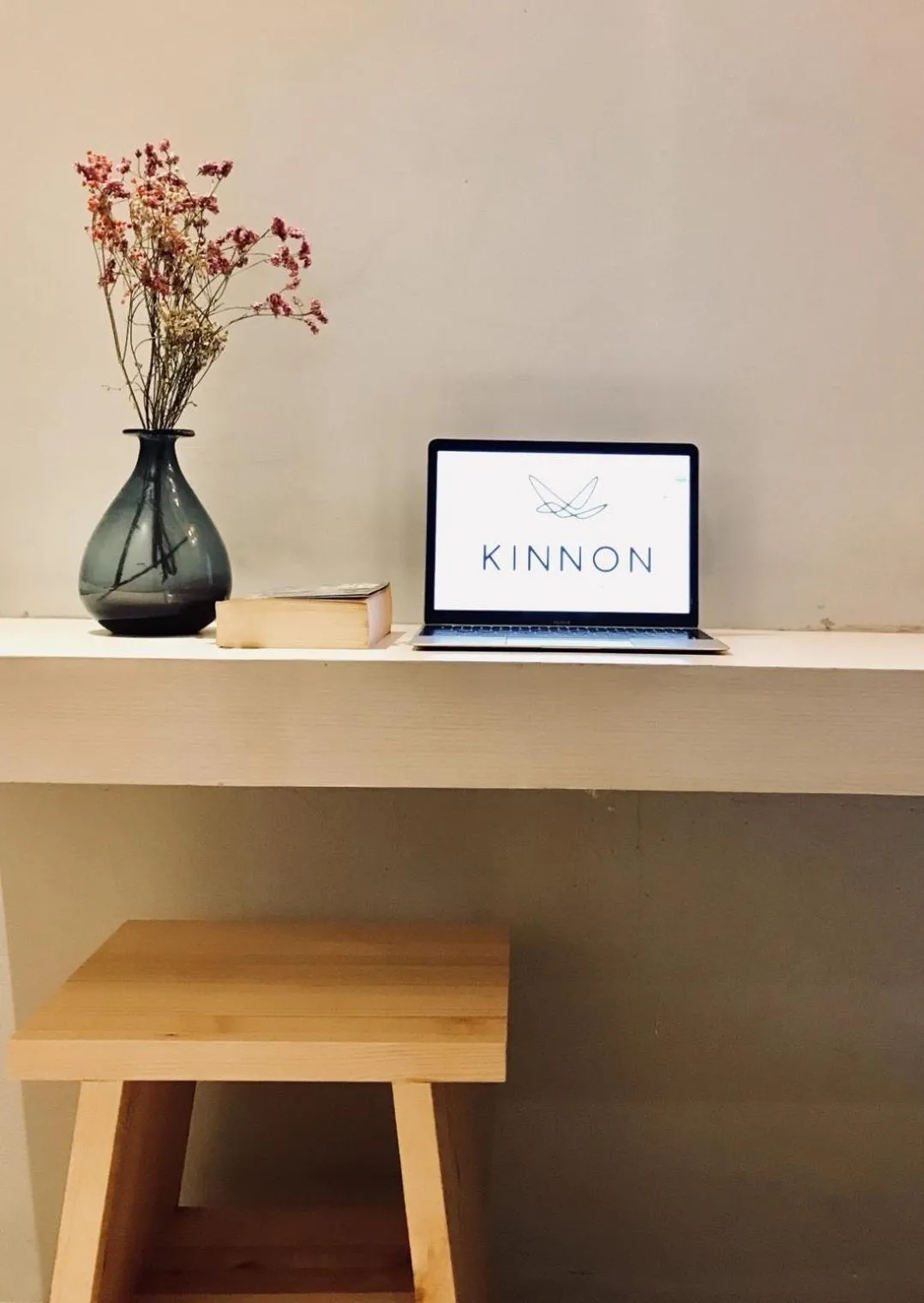 Communal lounge/ TV room in Kinnon Deluxe Hostel Coworking Cafe