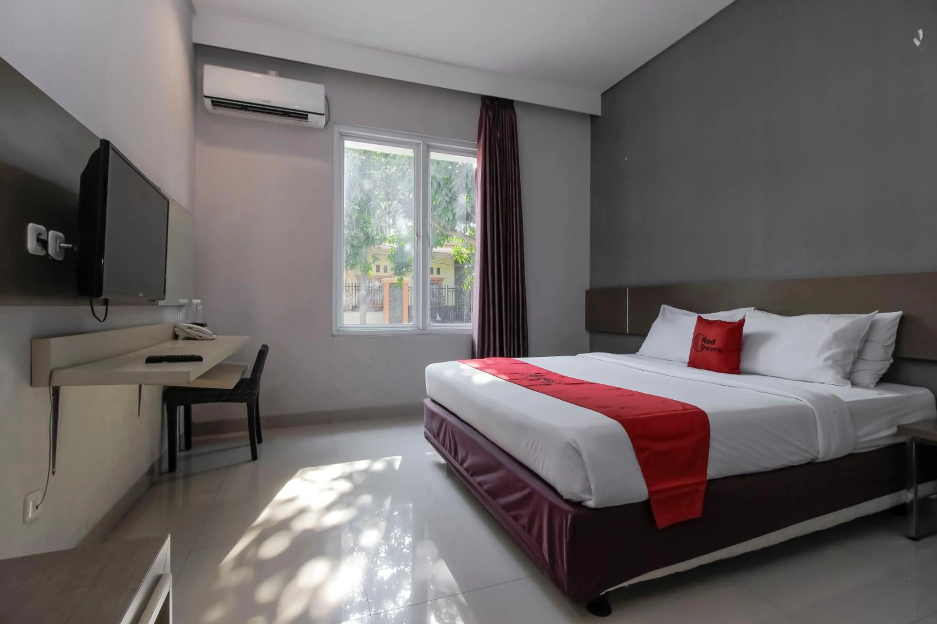 Bedroom, Bed in RedDoorz near Goa Sunyaragi