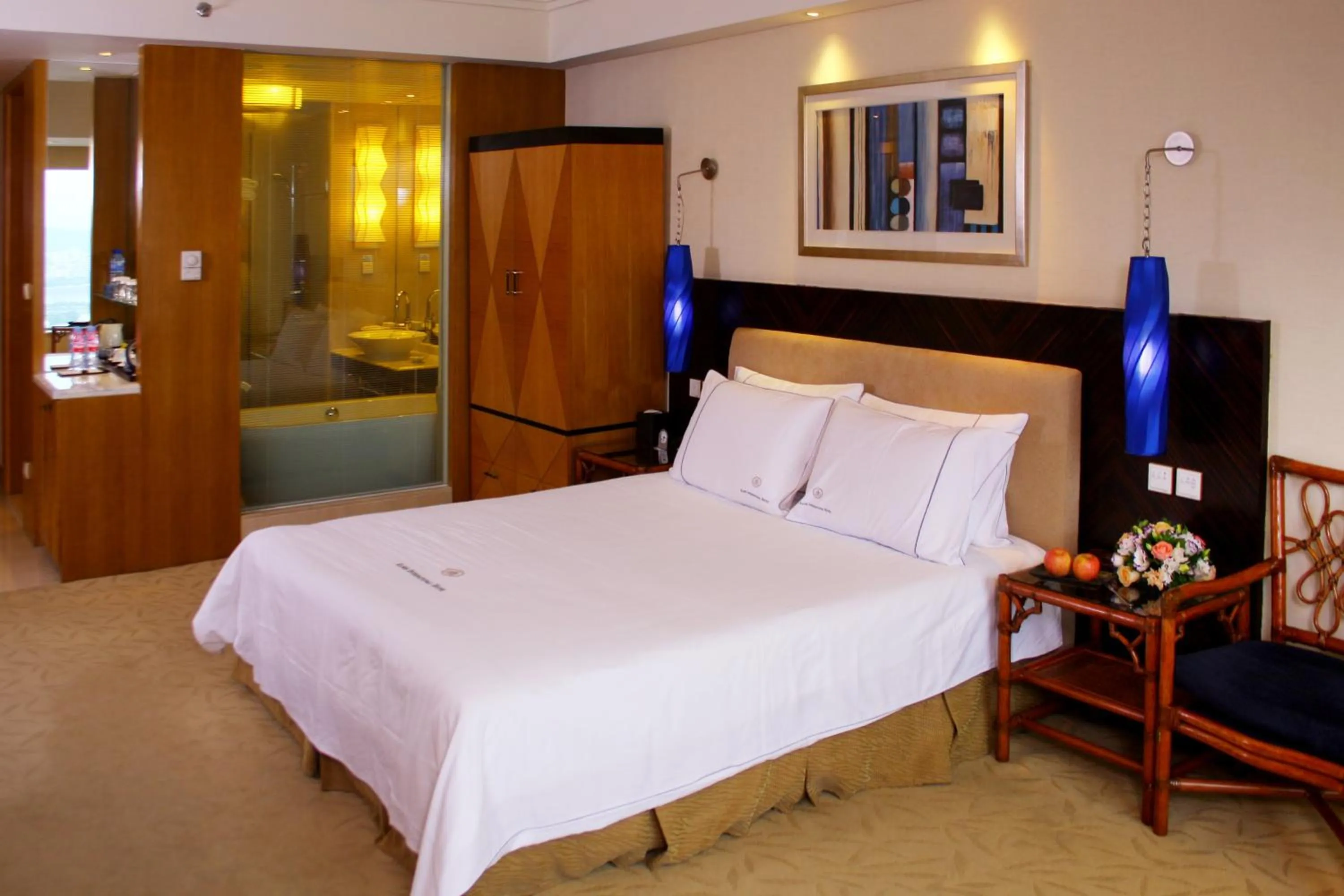 Deluxe King Room with Lake View in Huizhou Kande International Hotel